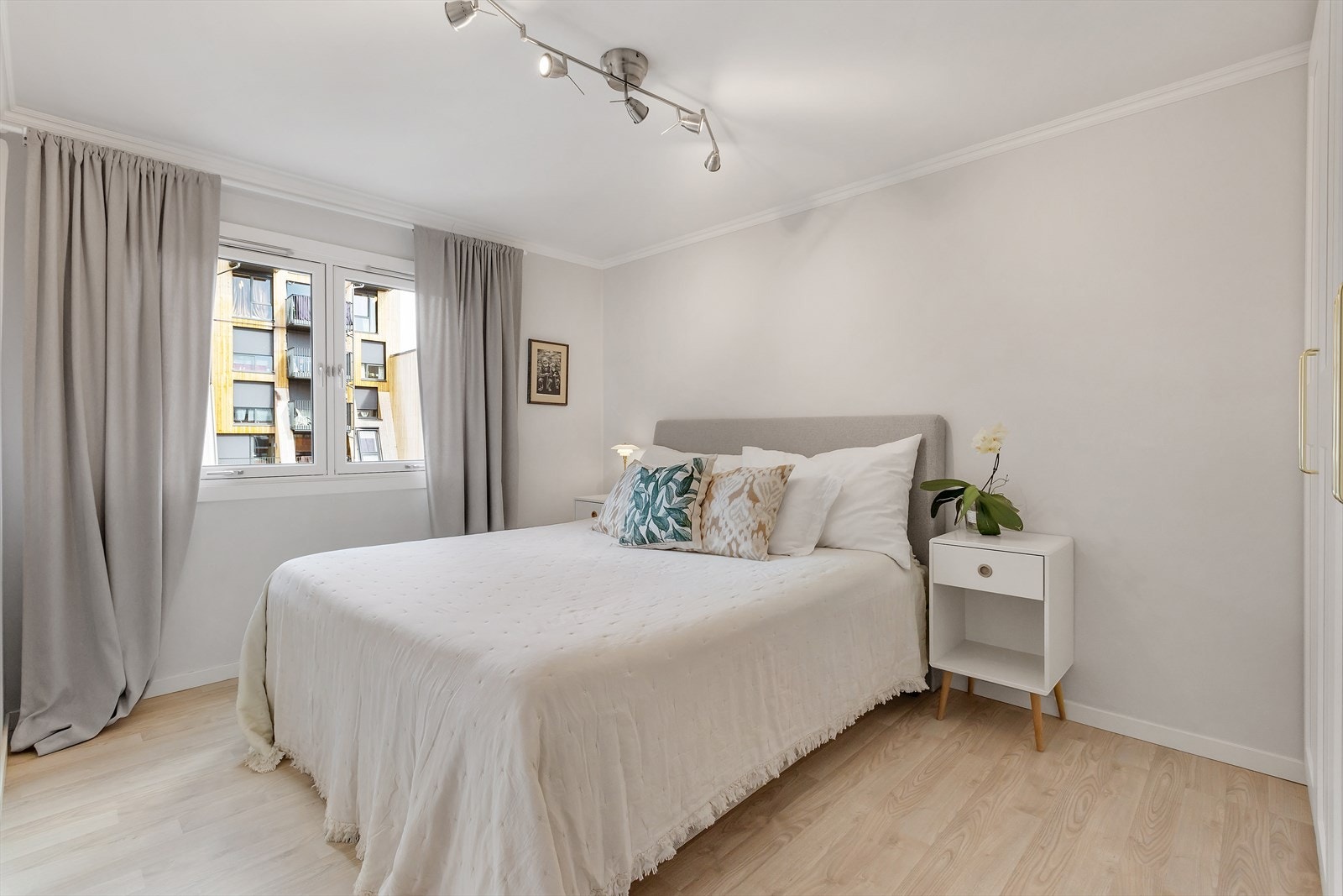 - Lyst og romslig hovedsoverom med plass til stor dobbeltseng og tilhørende nattbord på begge sider - Galleribilde