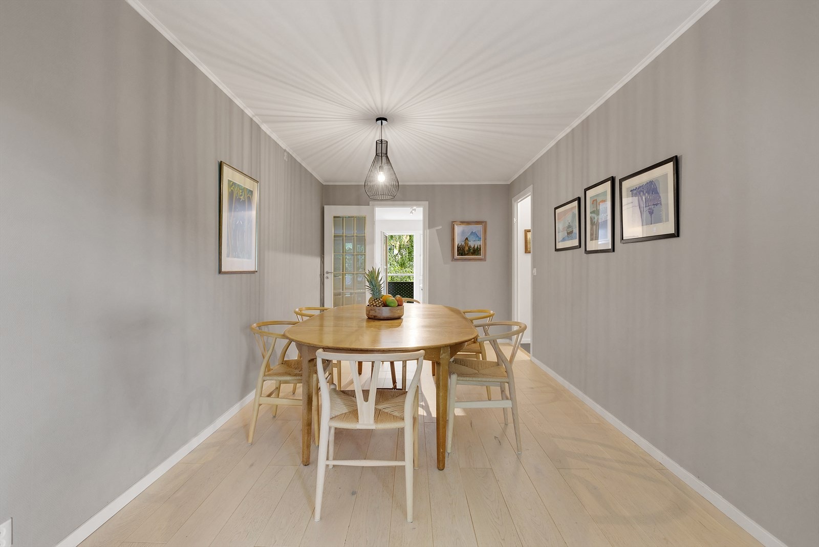 - Den gode planløsningen gir god plass til en koselig spisestue - Galleribilde