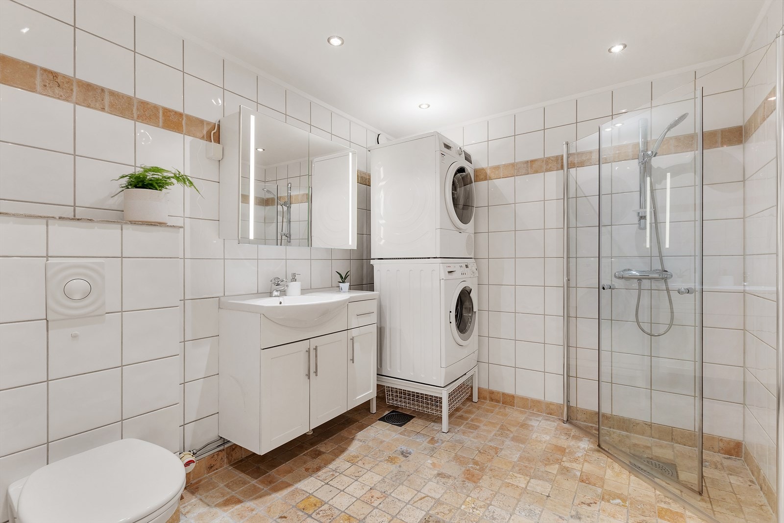 - Flislagt bad med elektriske varmekabler i gulv - Galleribilde