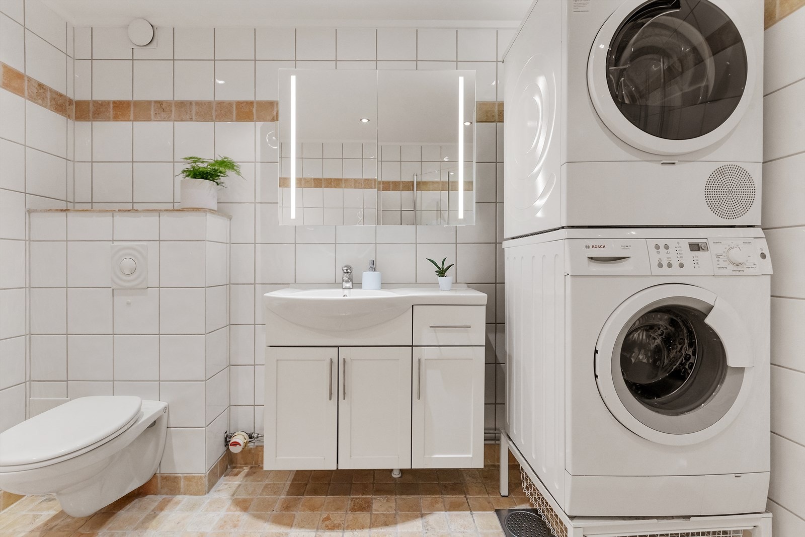 - Badet er innredet med nedfelt servant,
veggmontert toalett, dusjvegger/hjørne og
opplegg for vaskemaskin - Galleribilde