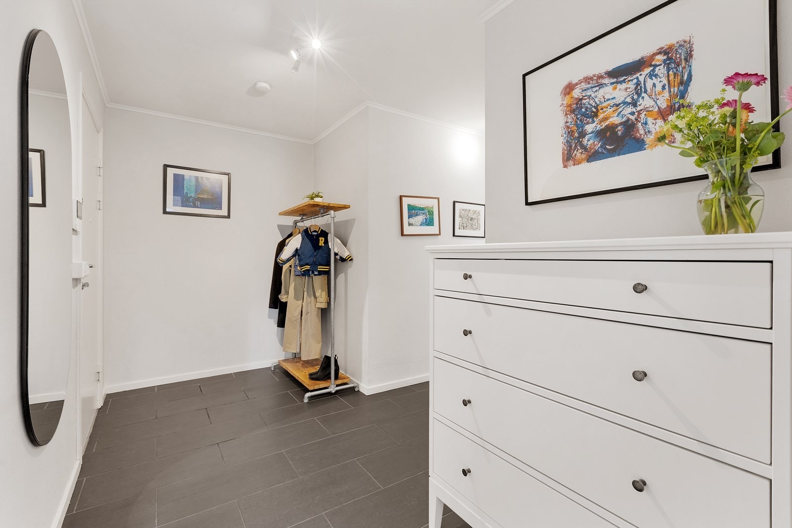 - Lys og innbydende entré med ulike oppbevaringsmuligheter - Galleribilde