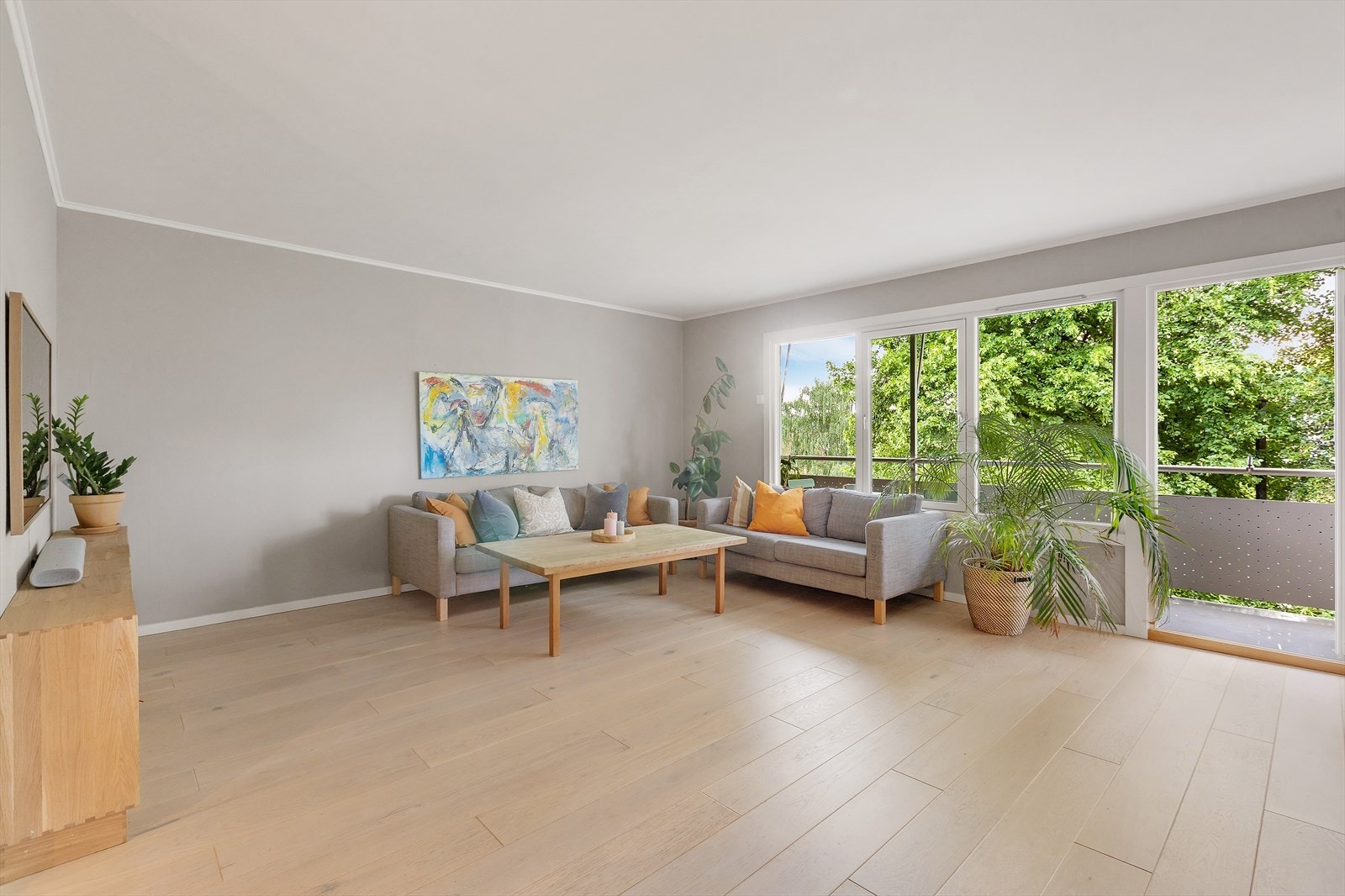 - Lys og romslig stue som gir ulike innredningsmuligheter - Galleribilde