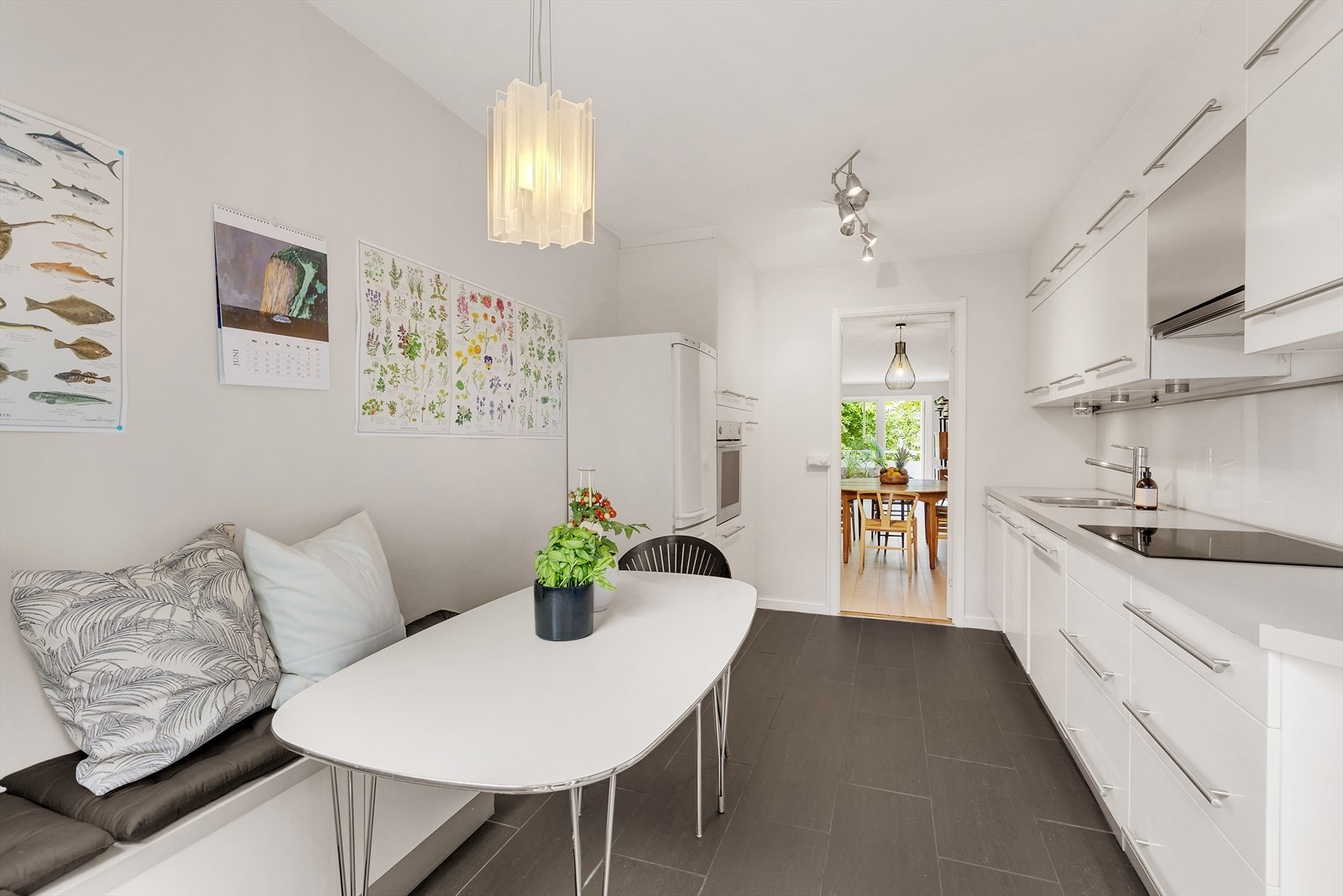 - Kjøkkenet er utstyrt med kjøleskap, integrert oppvaskmaskin, induksjonstopp og stekeovn - Galleribilde