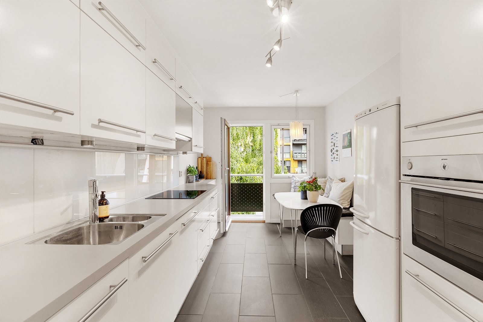 - Separat kjøkken med direkte utgang til balkong på 3 m² - Galleribilde