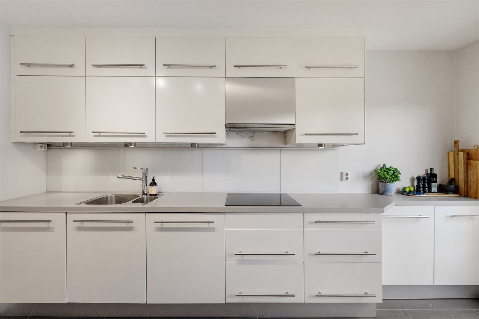 - Romslig kjøkken med god skap- og benkeplass - Galleribilde