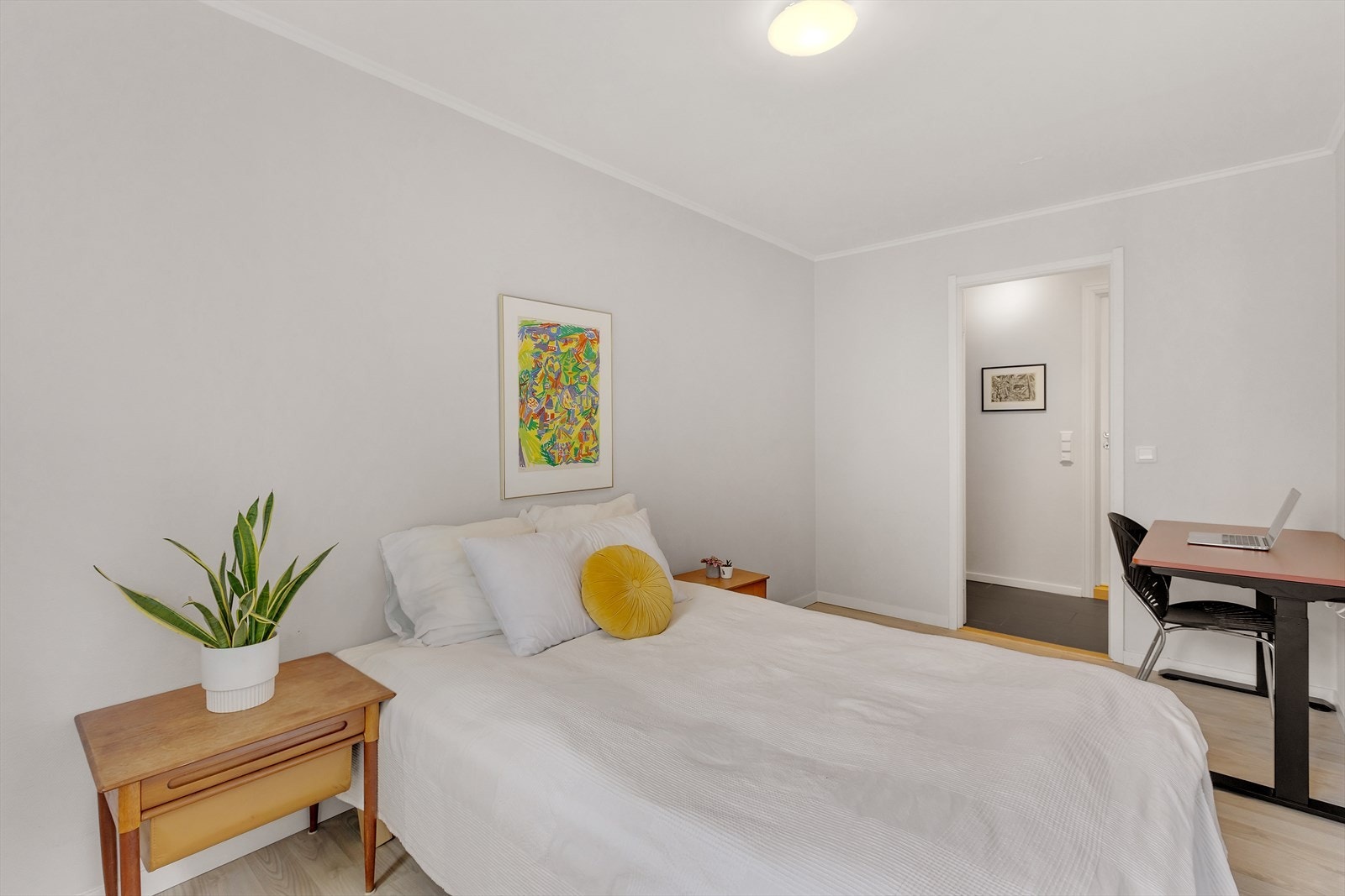 - God plass til stor dobbeltseng og tilhørende nattbord på begge sider - Galleribilde