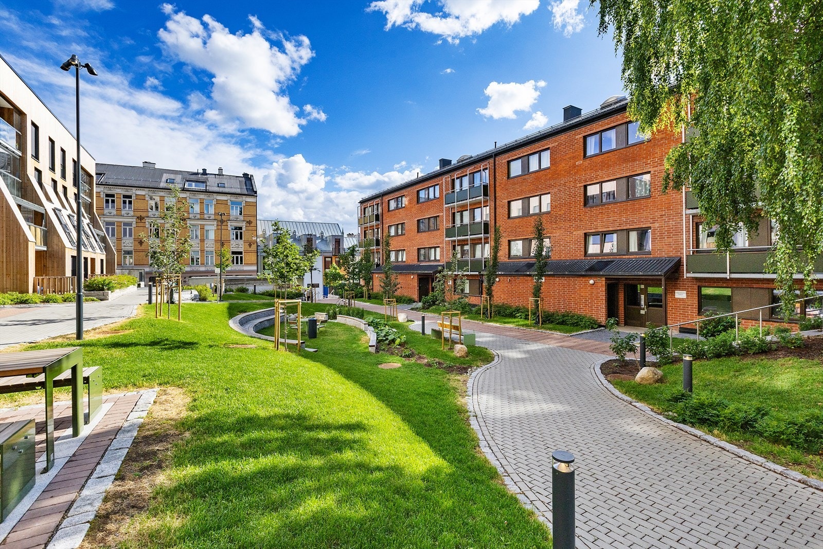 - Pent opparbeidet gårdsrom med forskjellige sittegrupper - Galleribilde