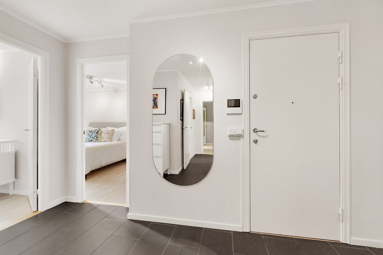 - Soverommene ligger i tilknytning til gangen og vender mot fine og hyggelige omgivelser - Galleribilde