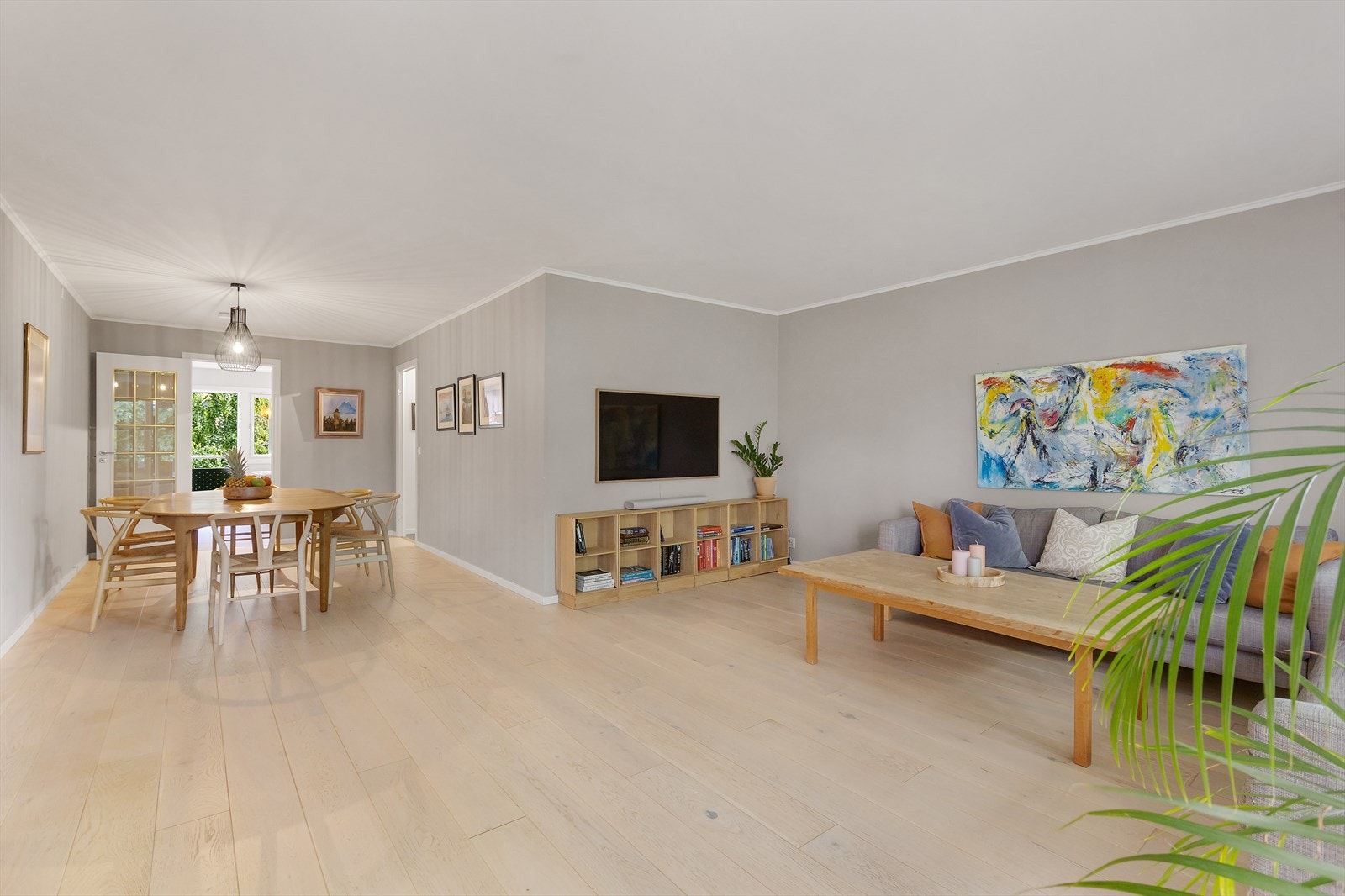 - God og åpen stueløsning gir muligheten for sosiale sammenkomster i selskap med venner og familie - Galleribilde