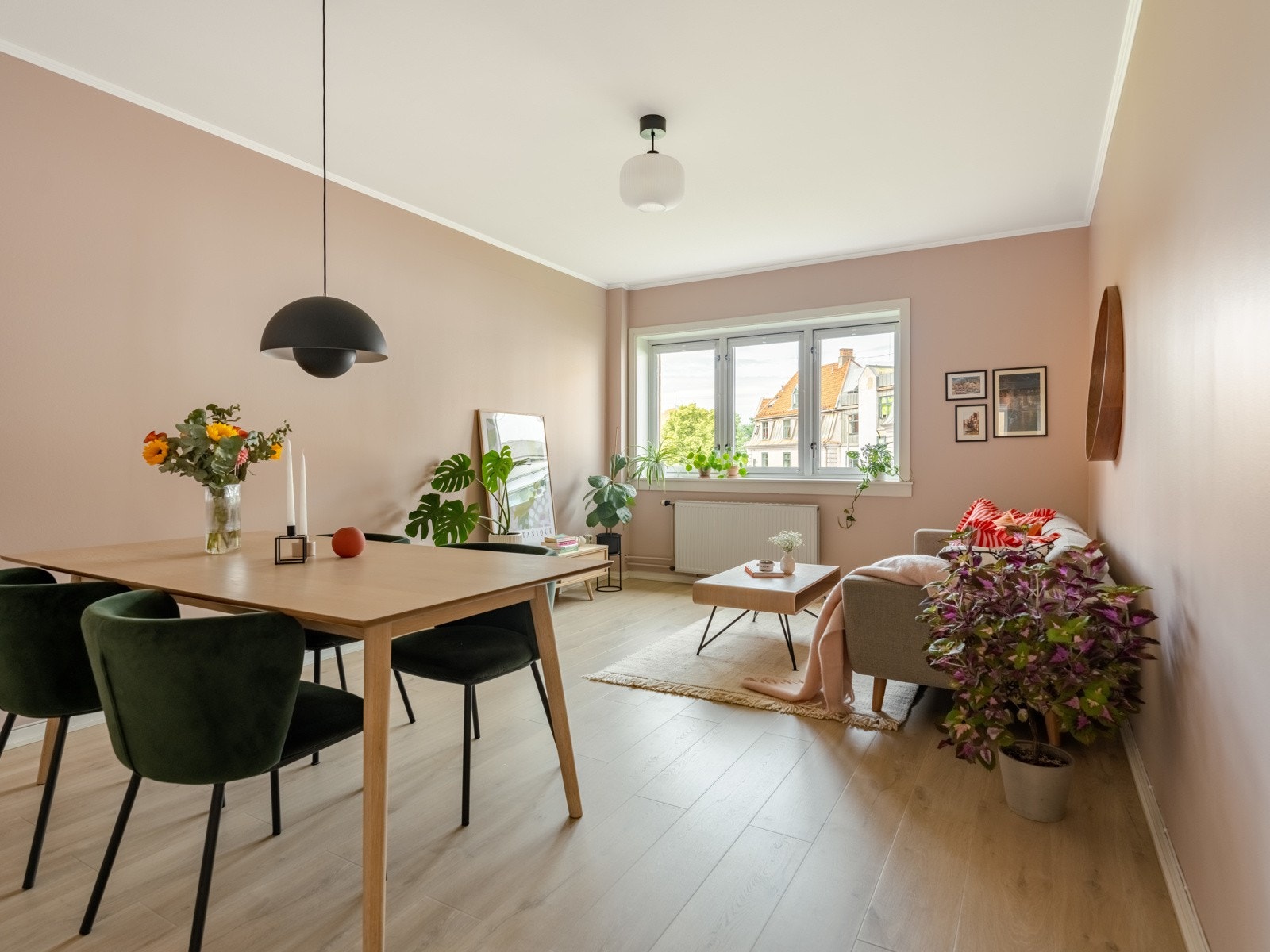 Leiligheten har en munter fargepalett. Det er lagt enstavsgulv i stue, gang og på soverom. Pssst? Det er originale tregulv under. Galleribilde