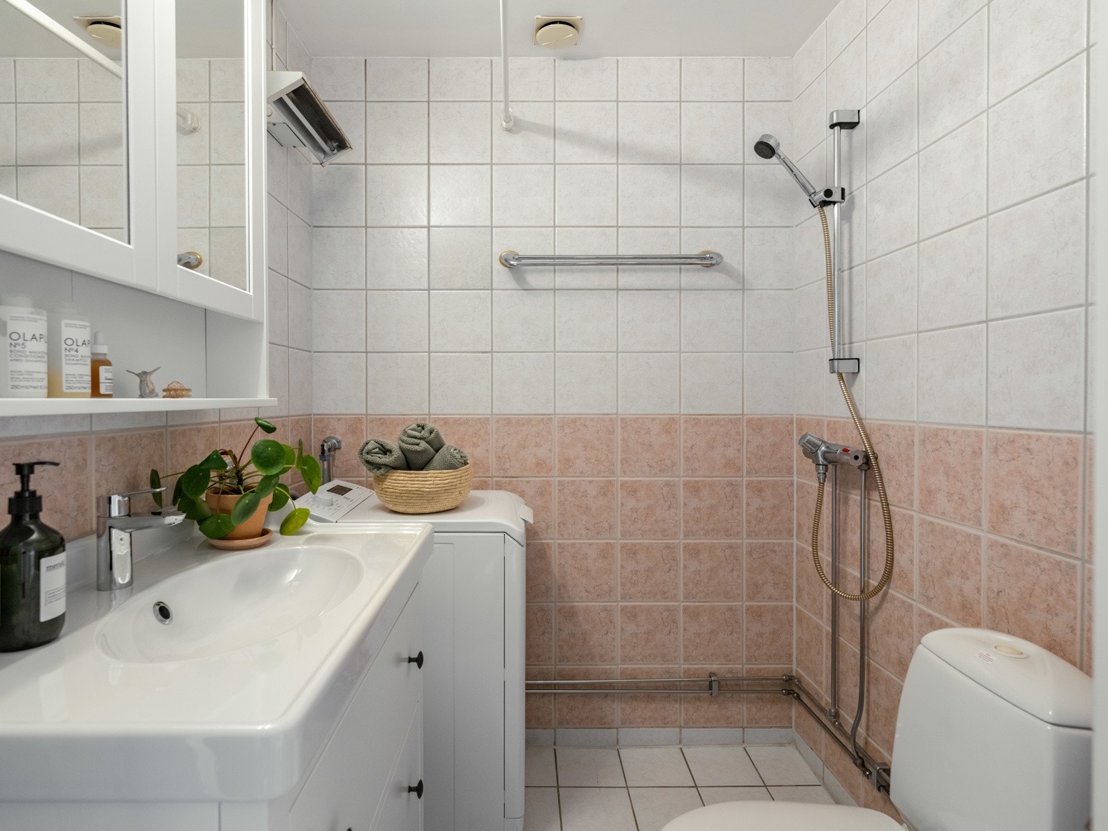 Badet er rehabilitert i 2000, i borettslagets regi. Badet er nylig oppgradert med ny baderomsinnredning. Legg merke til oppbevaringsplass i skuffer og i speilskapet. Galleribilde