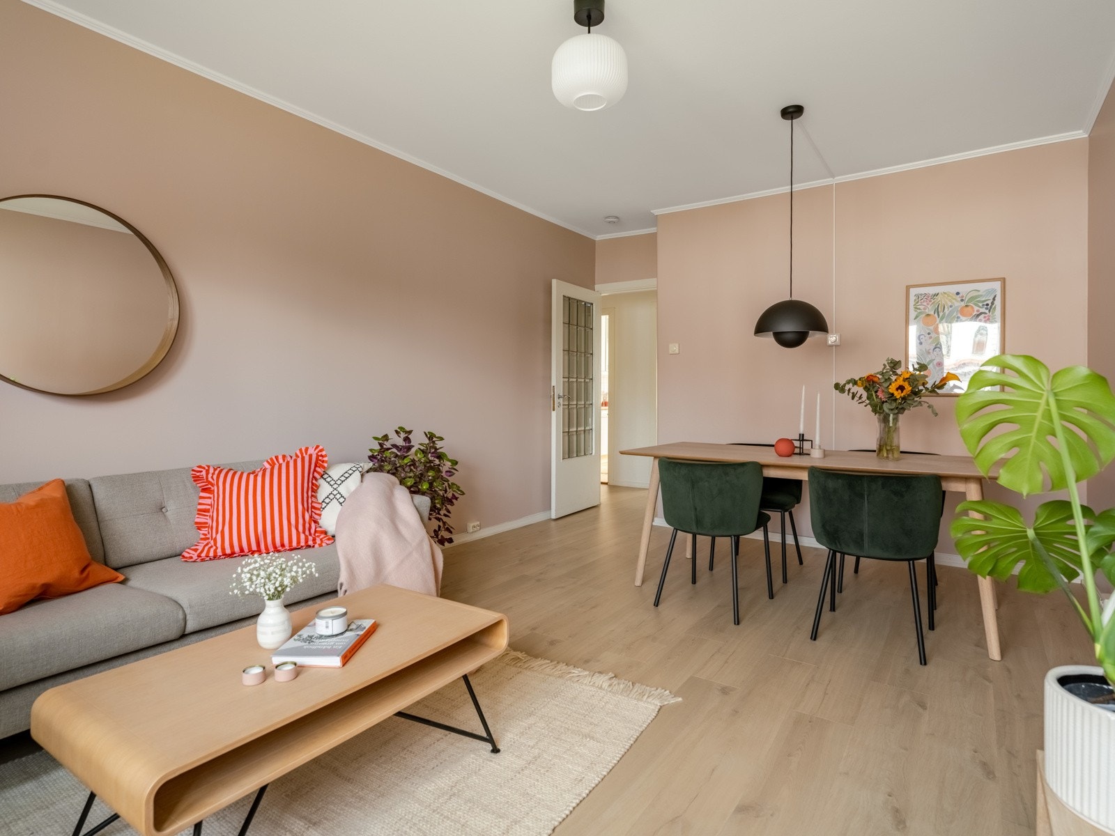 Noe av det vi liker ekstra godt med leiligheten, er at man har flere hyggelige sittegrupper. Stua har plass til langbord, og kjøkkenet har koselig frokostbord. Galleribilde