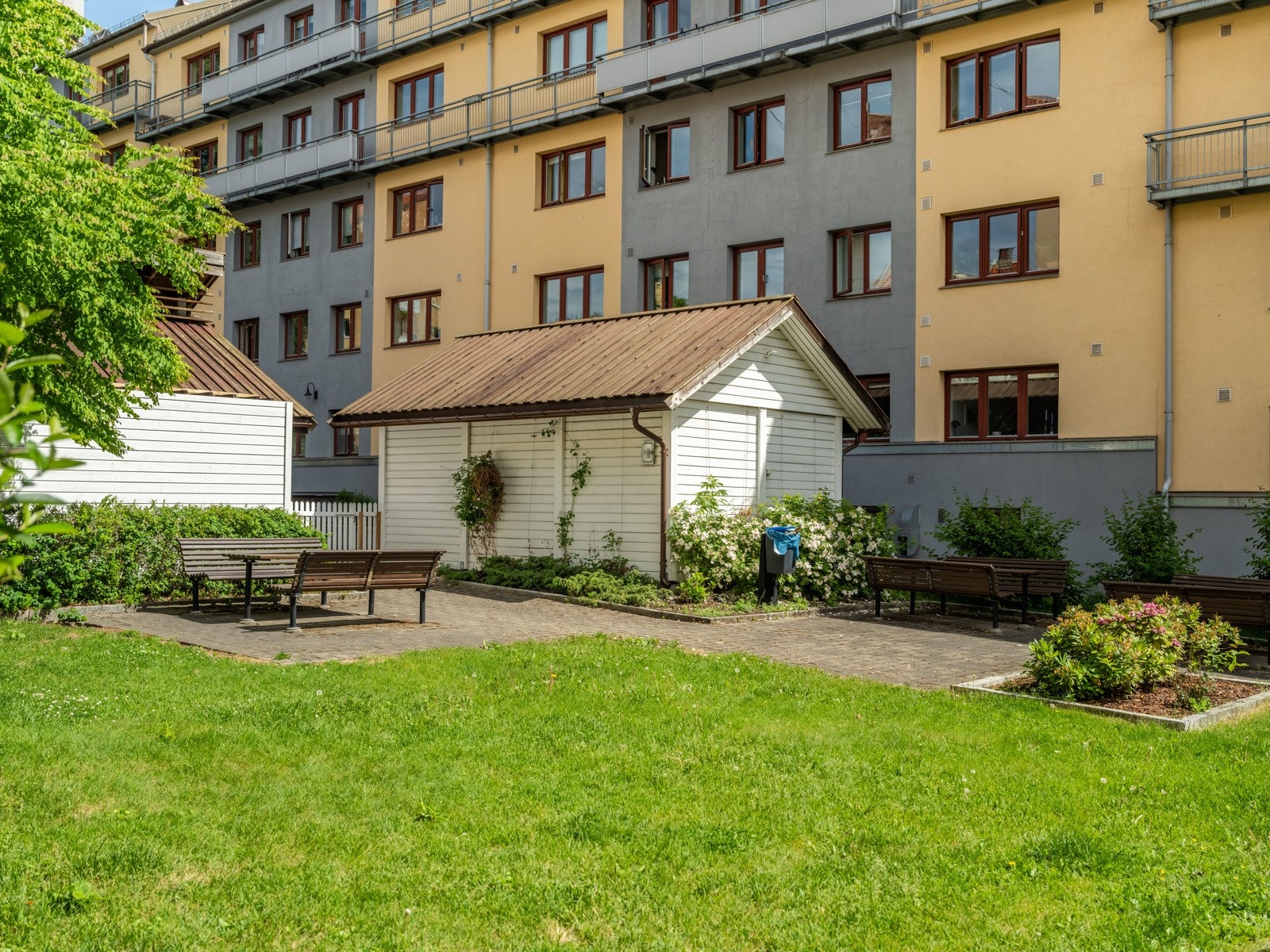 Det er god sykkelparkerings-kapasitet i borettslaget, både i låsbart skur og i stativ. Galleribilde