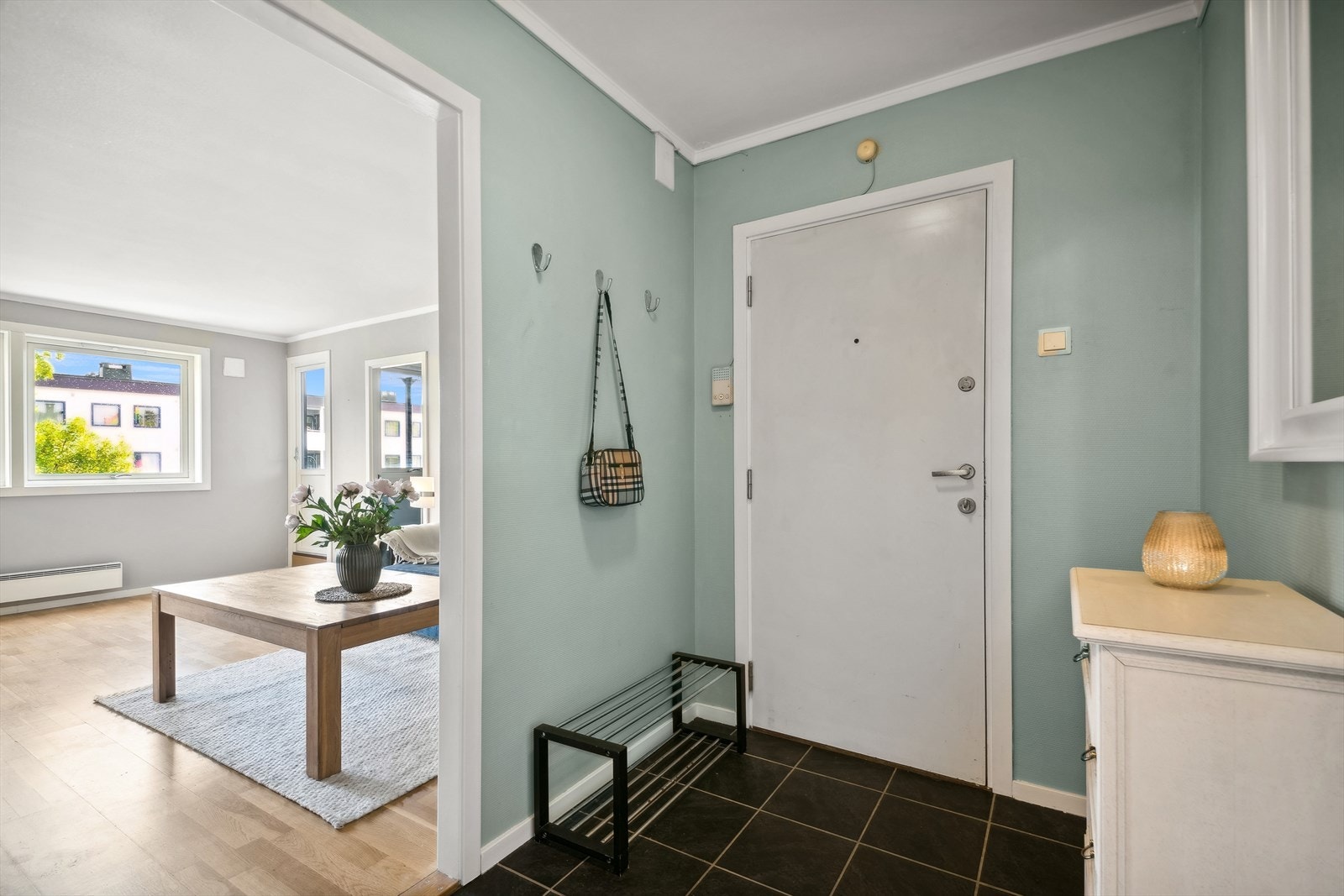Entré med god plass til yttertøy og sko Galleribilde