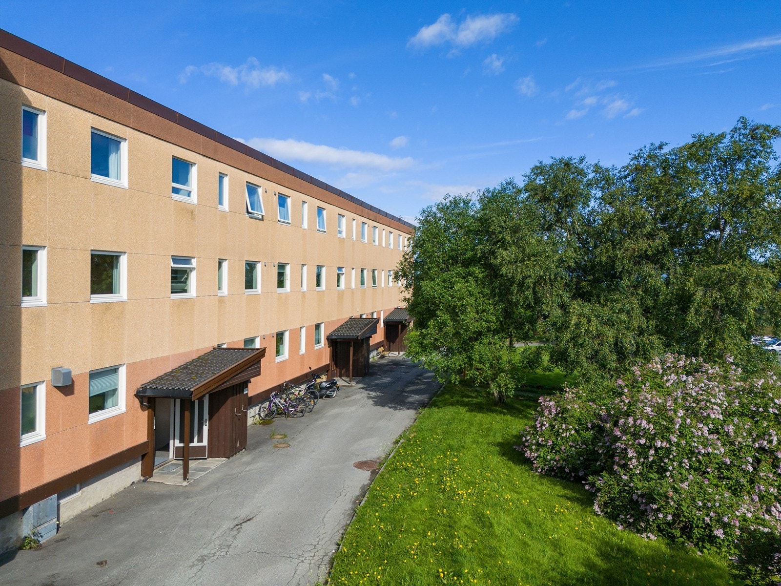 Charlottenlund barne- og Ungdomsskole, ligger 9 minutters gange unna. Det er flere barnehager i nærområdet. Området har et godt kollektivtilbud og fine sykkelstier som knytter området til sentrum og bydelene rundt. Galleribilde