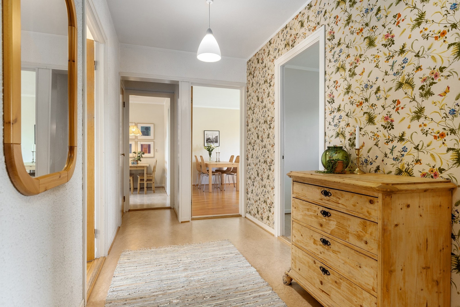 Velkommen inn! Entréen har god plass til oppbevaring av yttertøy og sko. Videre disponerer leiligheten tre boder i felles kjeller for ytterligere lagringsmuligheter. Galleribilde