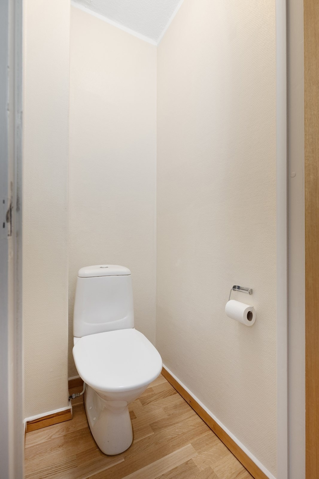 Praktisk, separat toalettrom i forbindelse med badet og entréen. Galleribilde