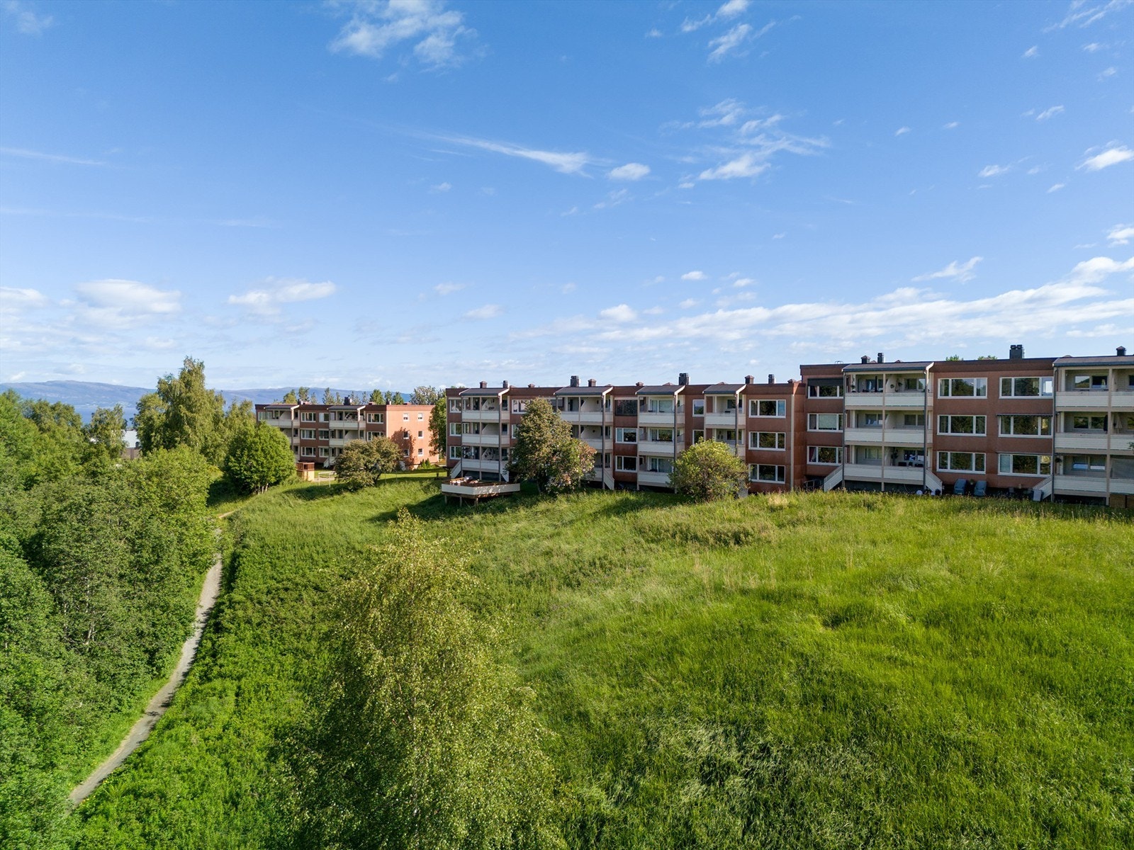 Leiligheten har også nærhet til flotte tur og friluftsområder som blant annet Estenstadmarka med helårs turterreng. Galleribilde