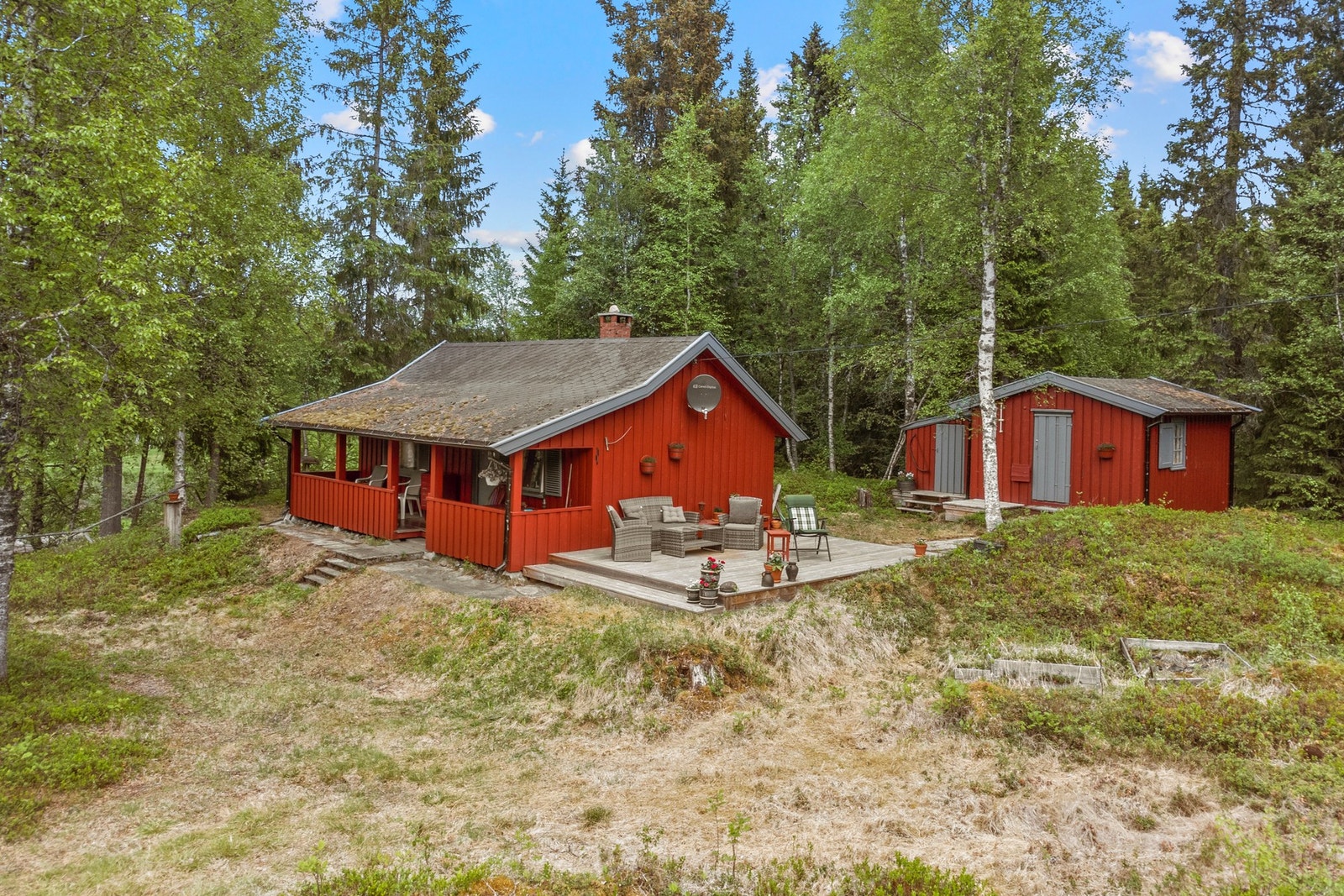 Hytte med tomt grensende helt ned til elva Ogna hvor eier er fiskeretthaver i Ogna. Galleribilde