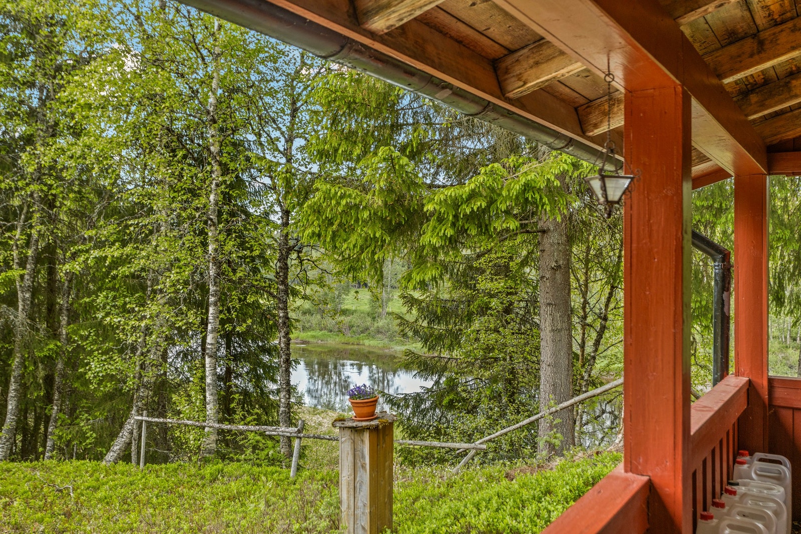 Utsikt ned mot Ogna fra inngangspartiet Galleribilde