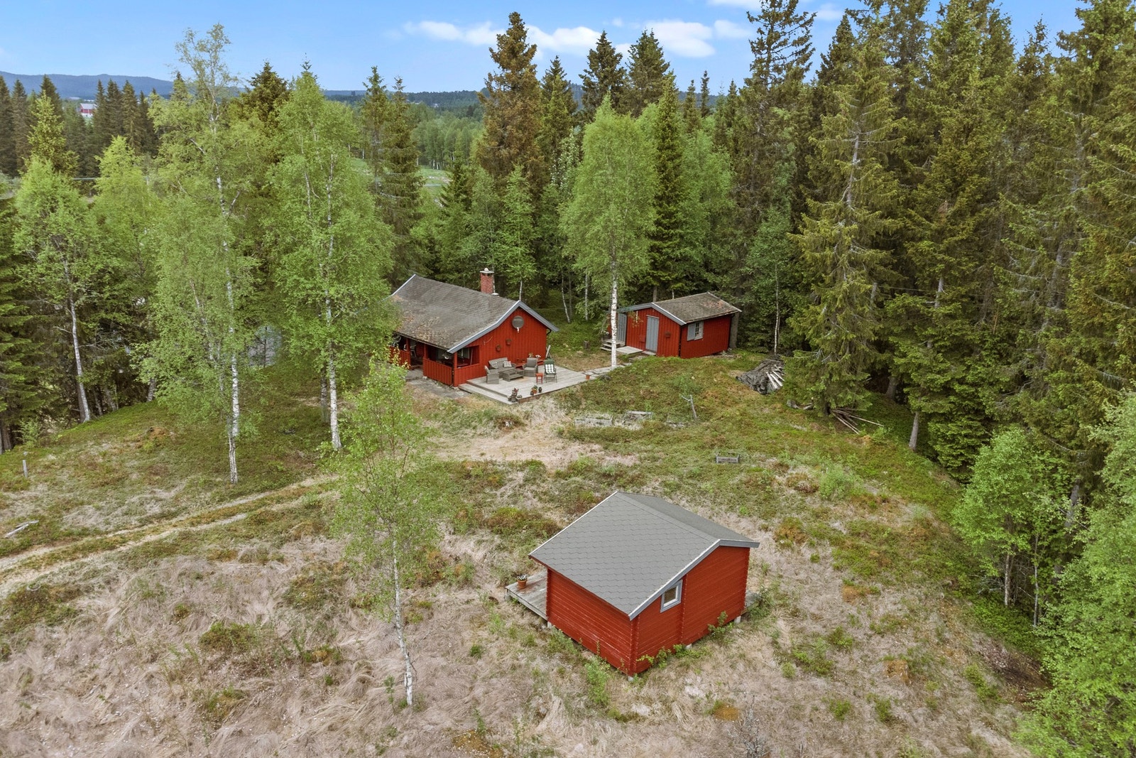 Eiendommen har usjenert beliggenhet med mulighet for å kjøre bil helt inn til hytta Galleribilde