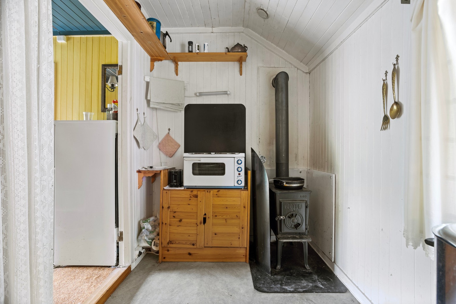 Det er også montert en vedovn på kjøkkenet Galleribilde