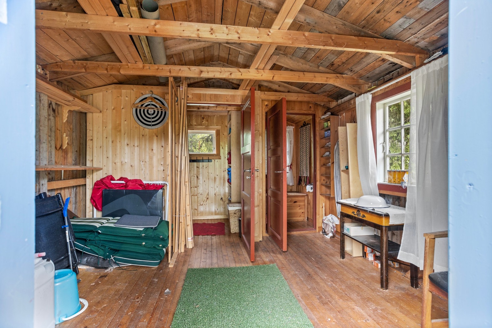 Uthuset er innredet med bod og utedo Galleribilde