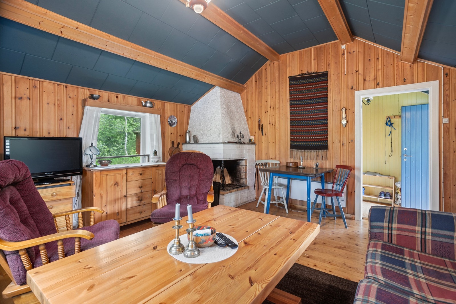 Vegger med trepanel og furugulv. Galleribilde