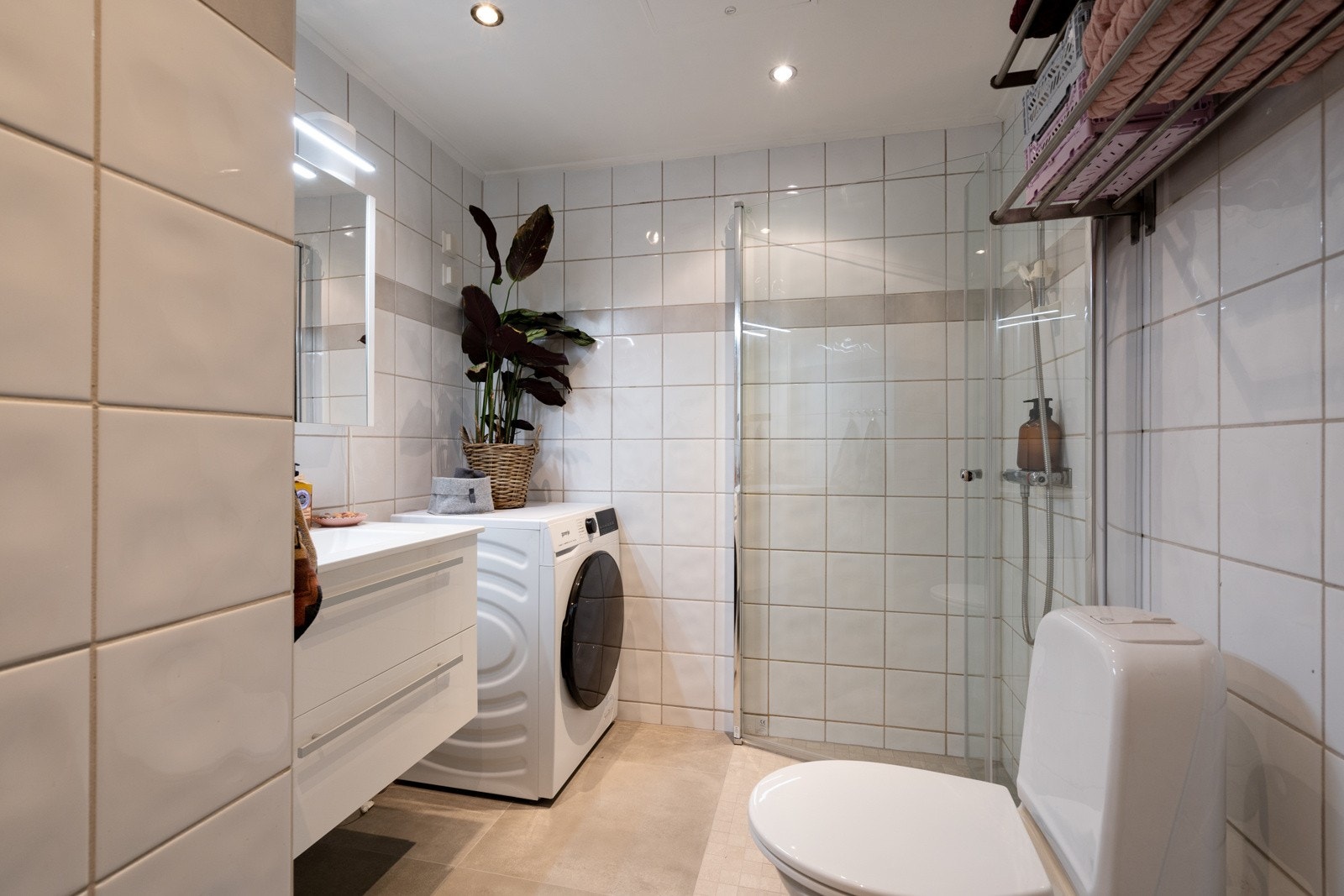 Tidsriktig flislagt bad med nytt gulv og nye varmekabler fra juni 2024. Galleribilde