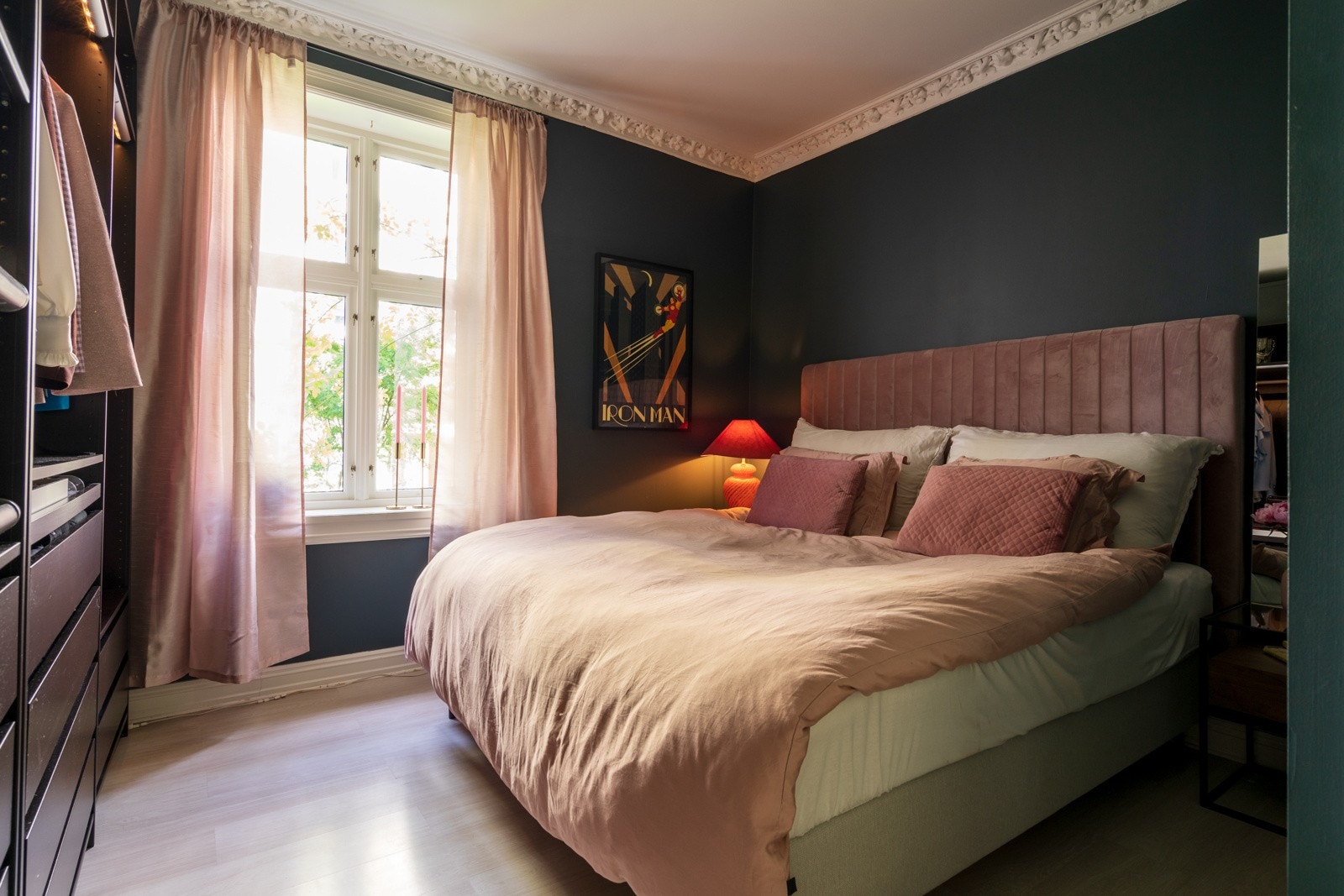 Hovedsoverommet er romslig og gir plass til dobbeltseng med nattbord på hver side samt romslig garderobeløsning. Galleribilde