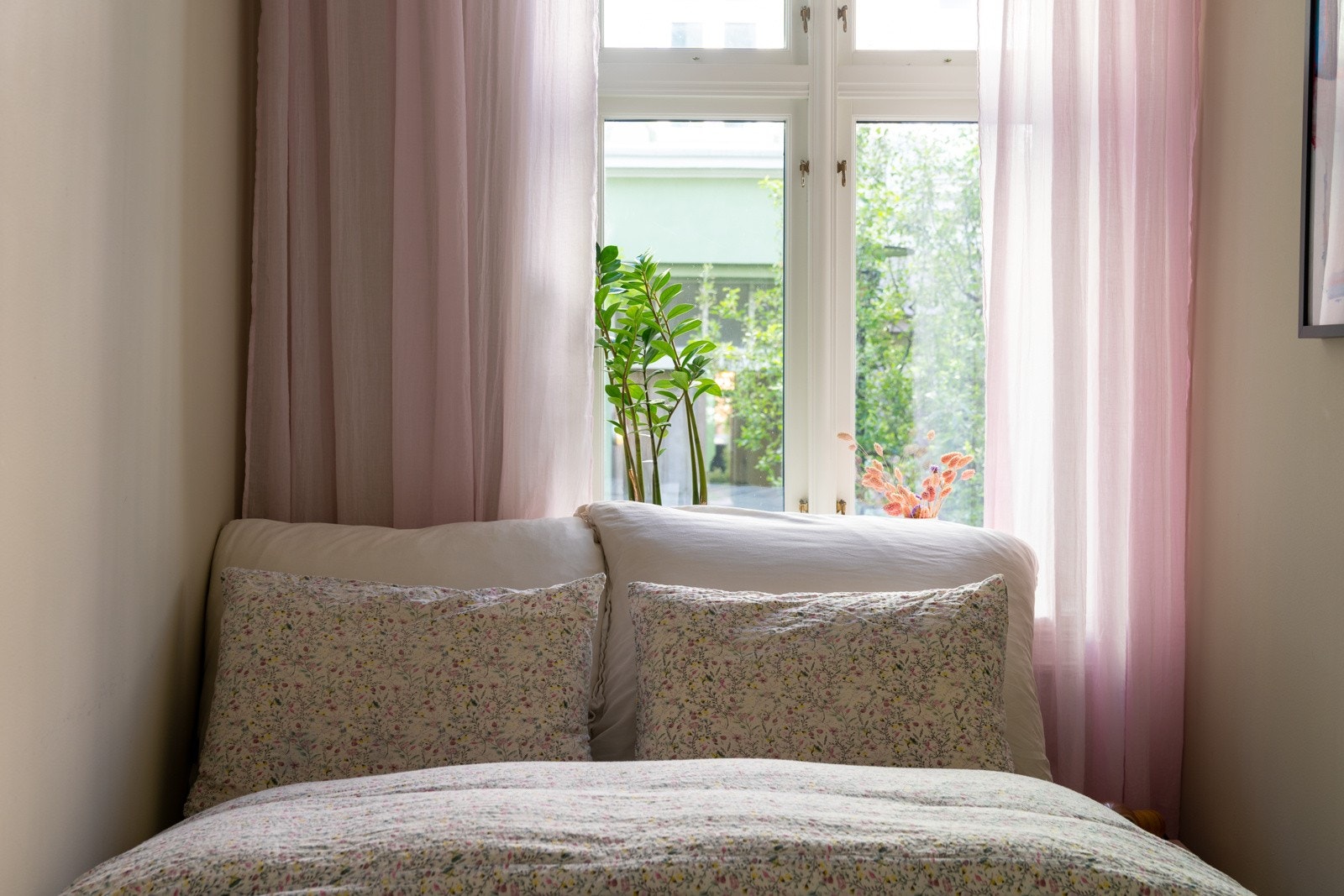 Soverom 2 vender mot rolig bakgård. Galleribilde