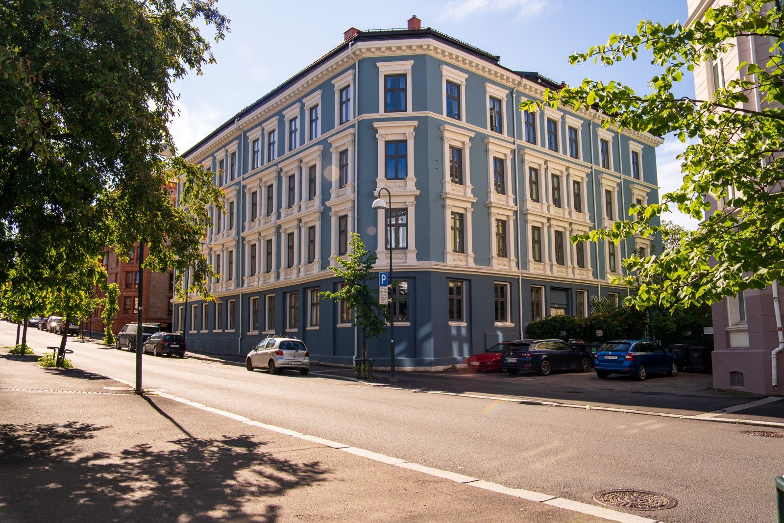 Velholdt og klassisk bygård med flotte utsmykninger og sentral beliggenhet! Galleribilde