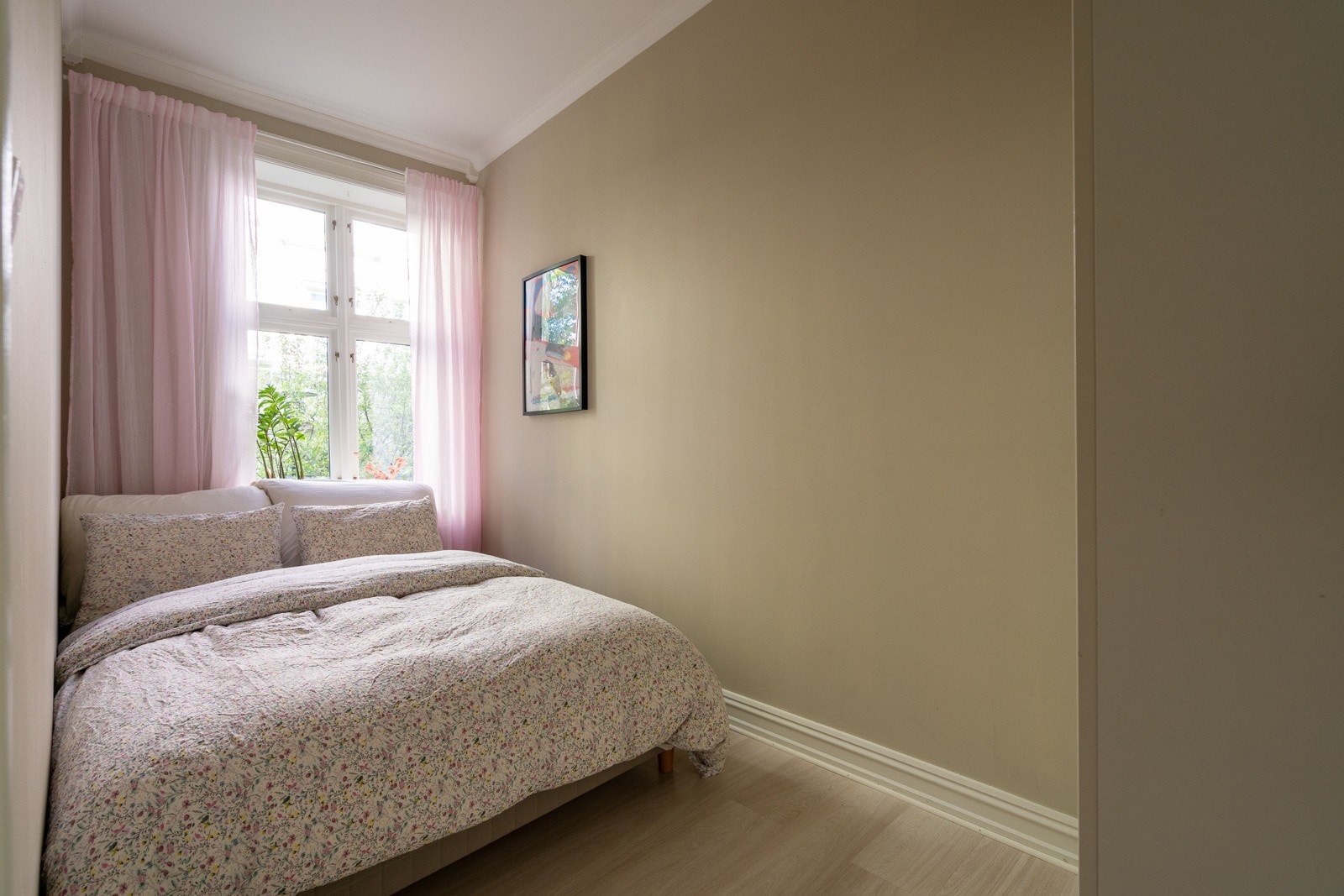 Soverom 2 er innredet i lyse farger og byr på plass til både dobbeltseng med nattbord og garderobeløsning. Galleribilde