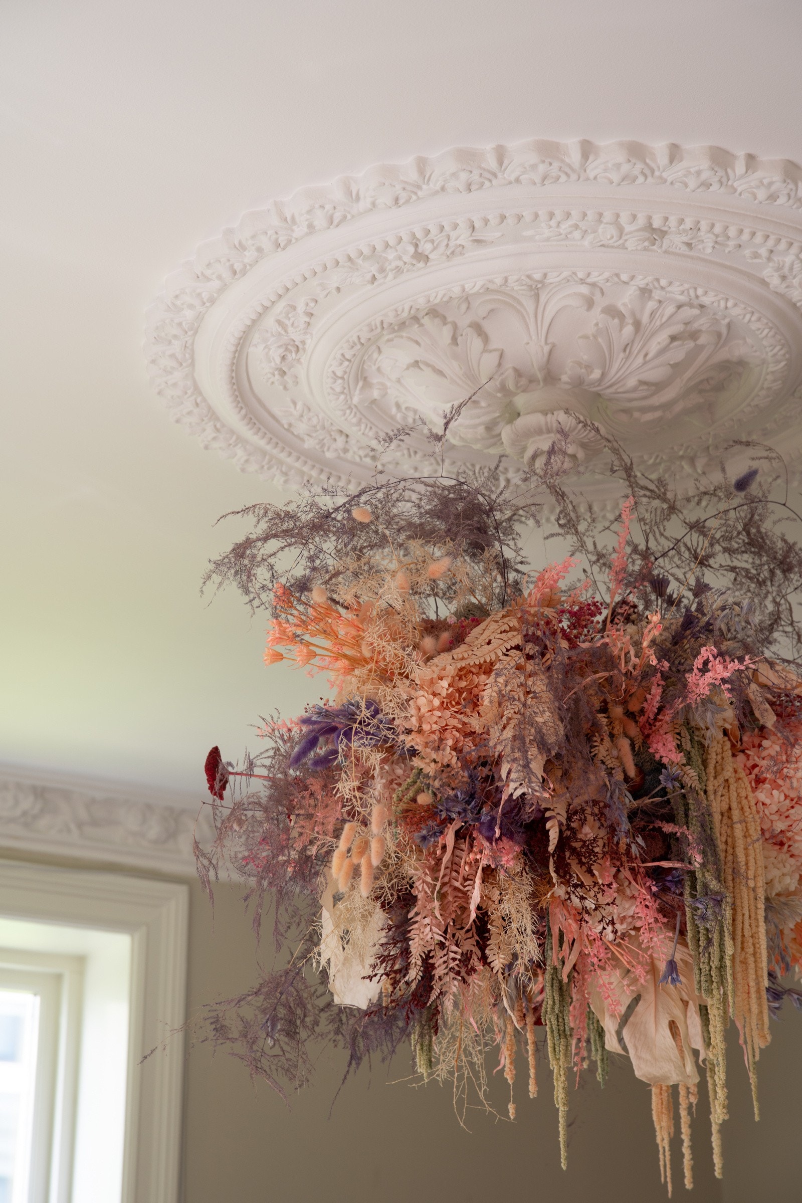 Dette er en klassisk bygårdsleilighet med flott stukkatur og rosetter i taket. Galleribilde