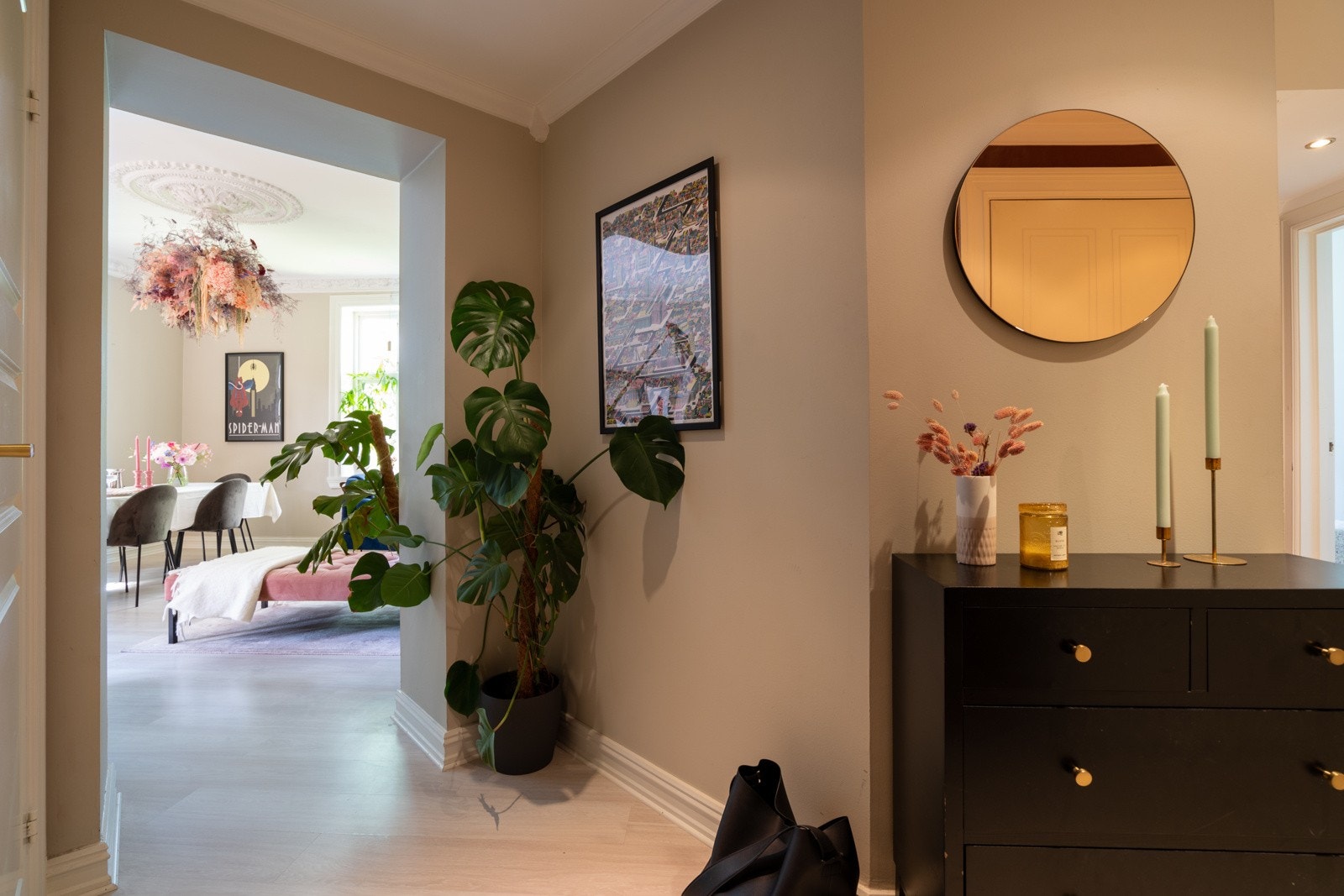 Innbydende entré med plass til garderobeløsning og annet oppbevaringsmøblement etter eget ønske. Galleribilde