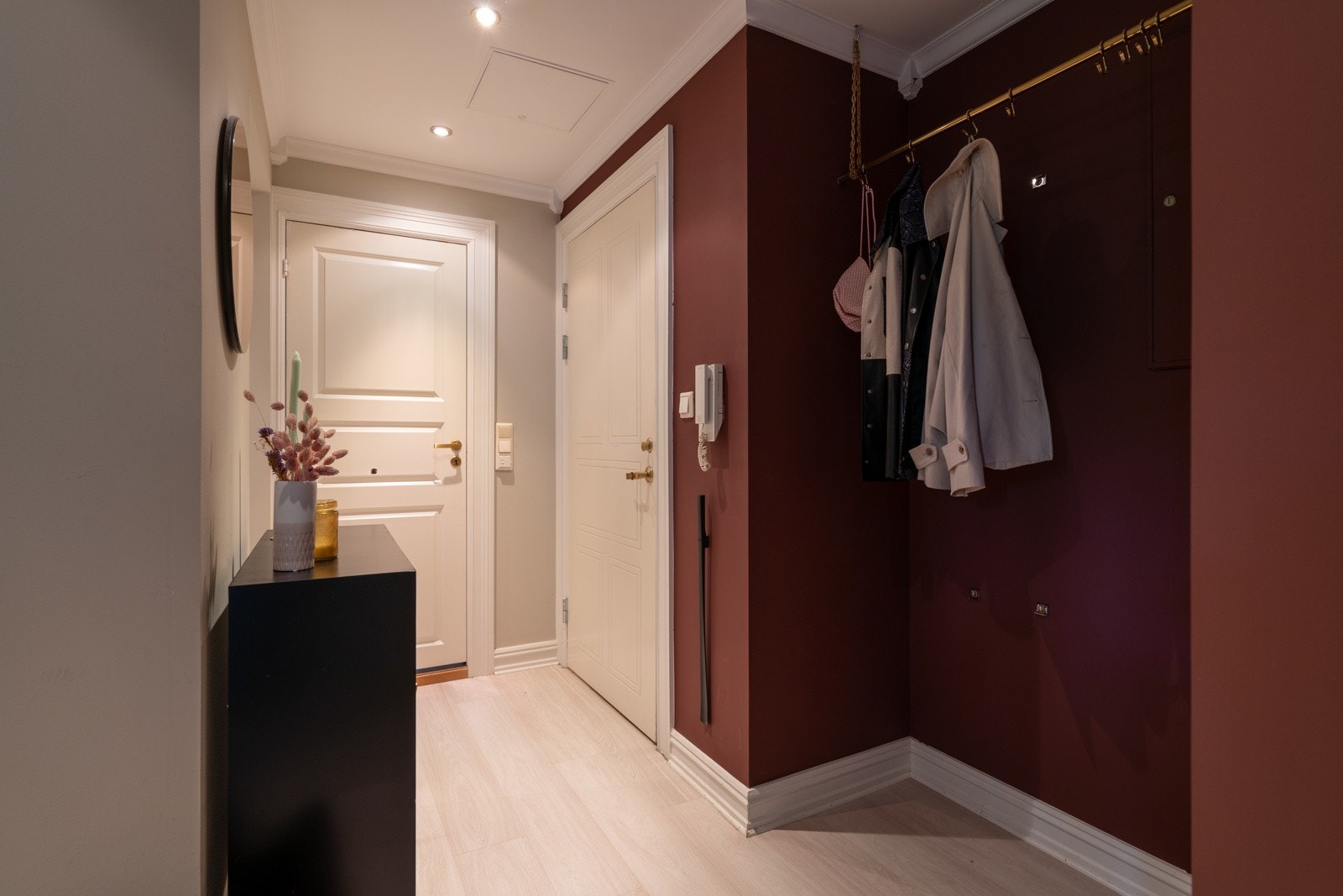 Fra entréen er det adkomst til en innvendig og praktisk bod på ca. 2 kvm. Galleribilde