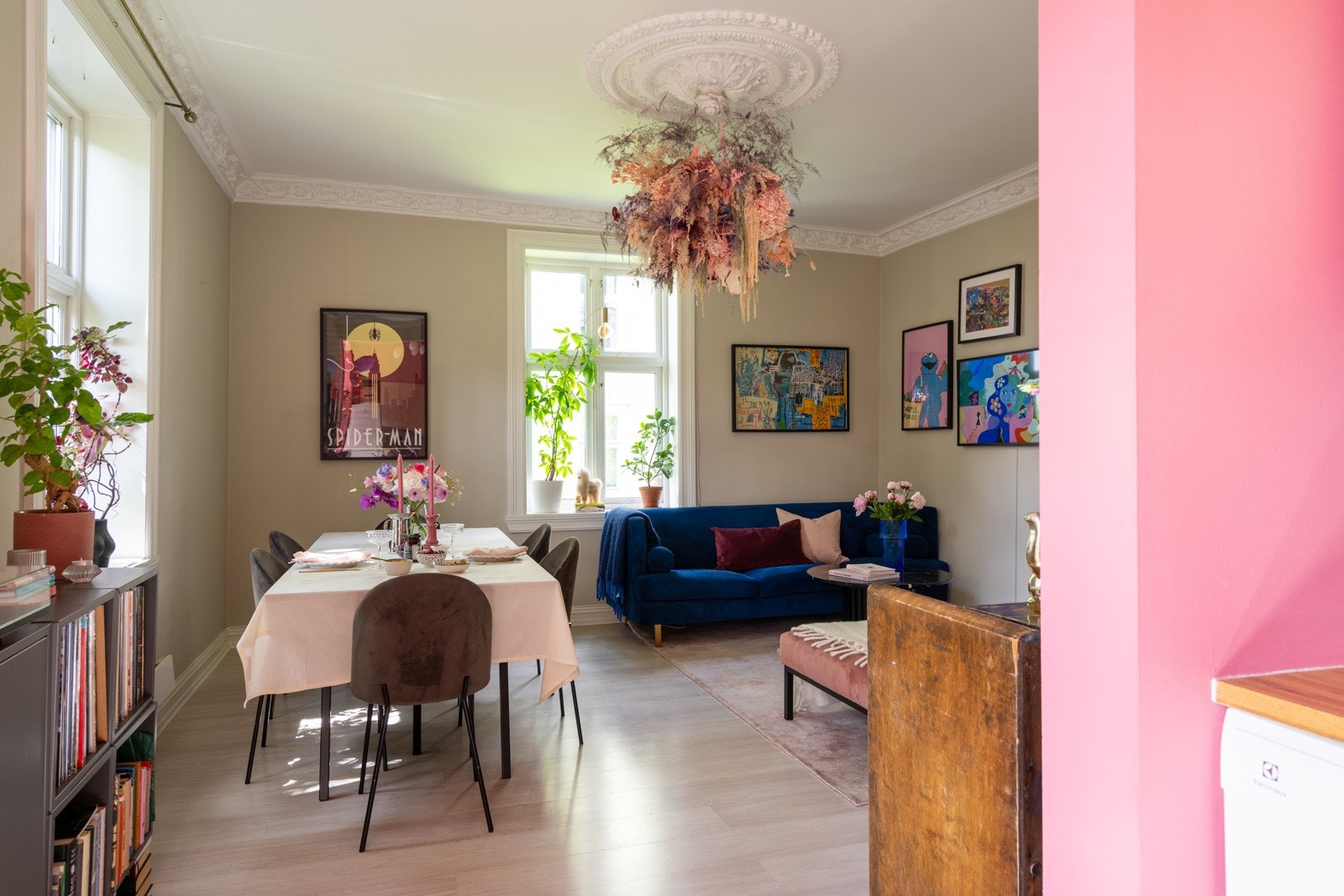 Det er laminat på gulv i alle rom med unntak av baderom. Galleribilde