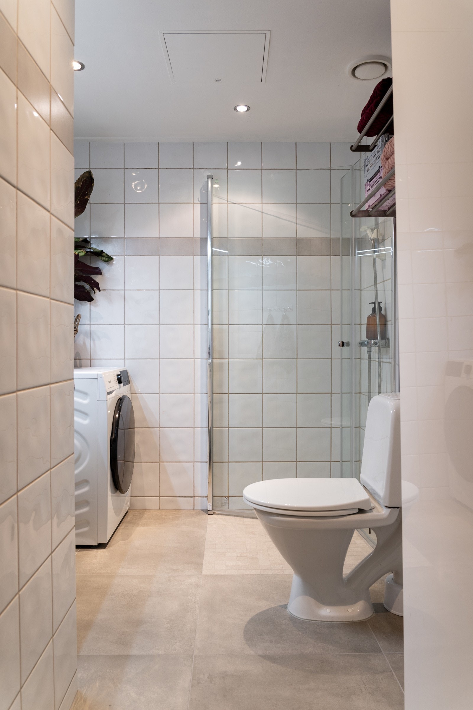 Badet er av god størrelse og gir plass for baderomsinnredning både under vask og ved siden av toalett. Galleribilde