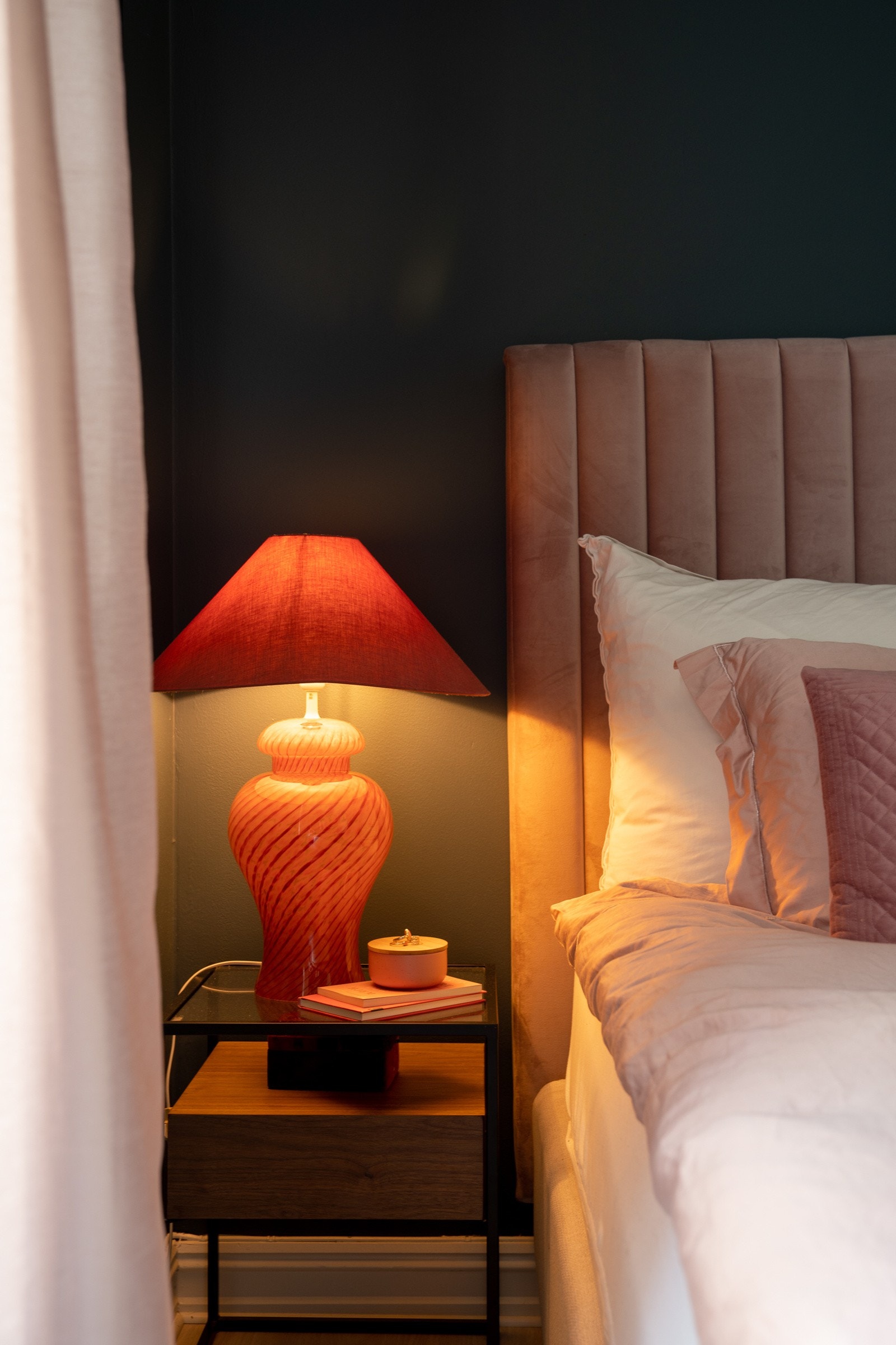 Hovedsoverommet er innredet i dype farger som skaper en lun atmosfære. Galleribilde