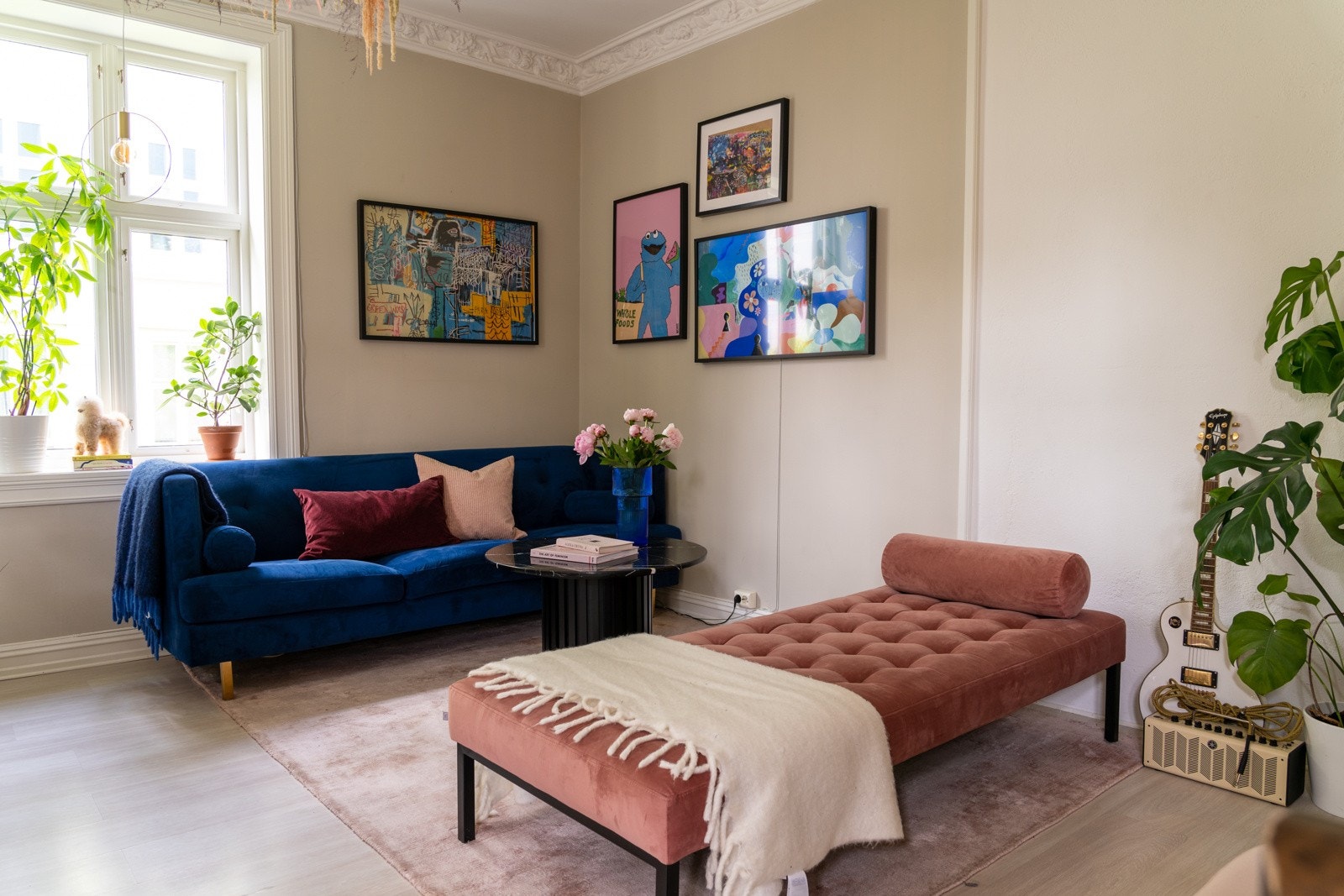 Vindusflater på to sider av rommet gir rikelig med dagslys i boligen og skaper den luftige romfølelsen. Galleribilde