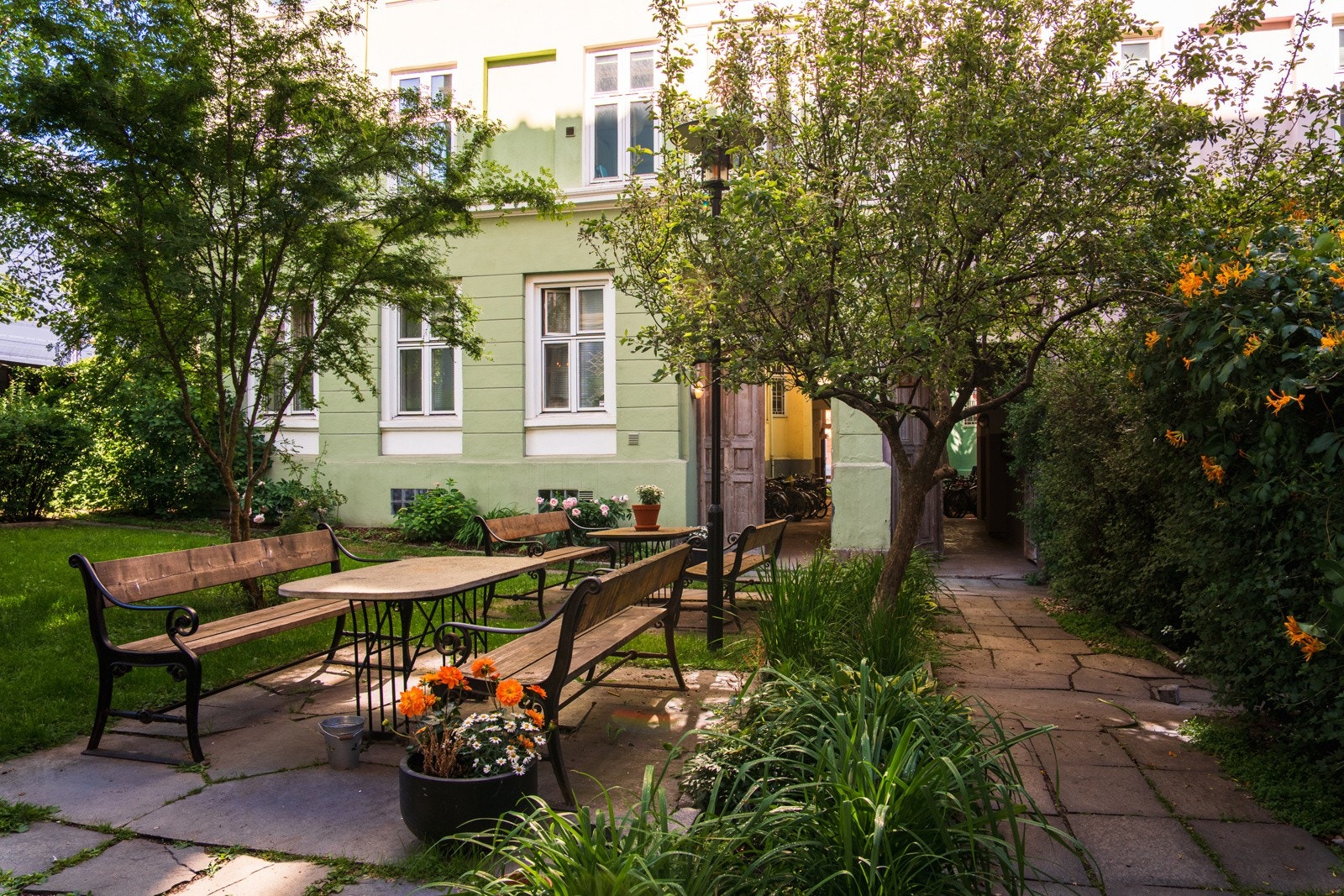 Bakgården er pent opparbeidet med plenareal, beplantning, sittegrupper og grill til fri bruk for beboerne. Galleribilde