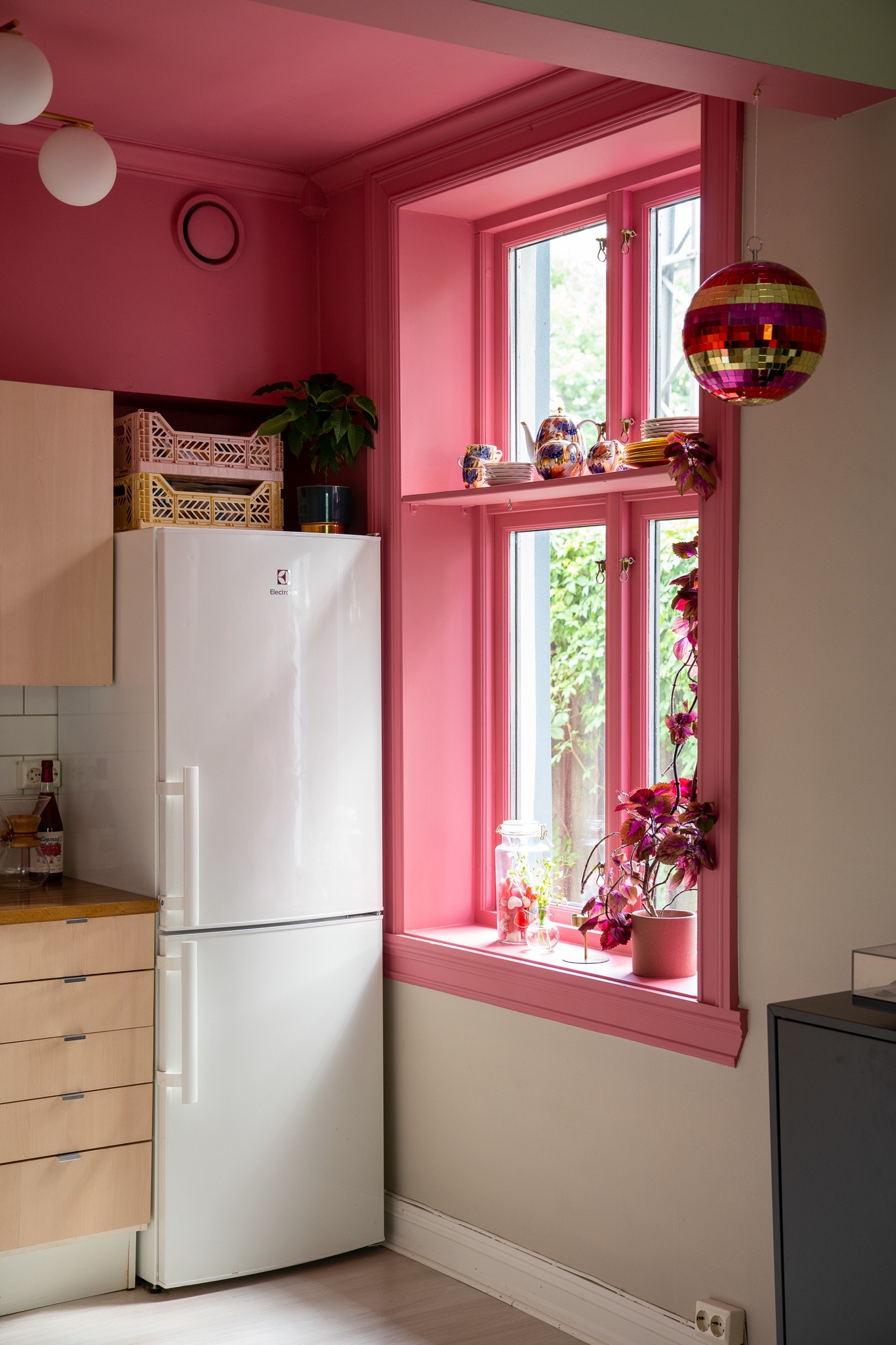 Fra kjøkkenet er det utsyn til deler av bakgården. Galleribilde