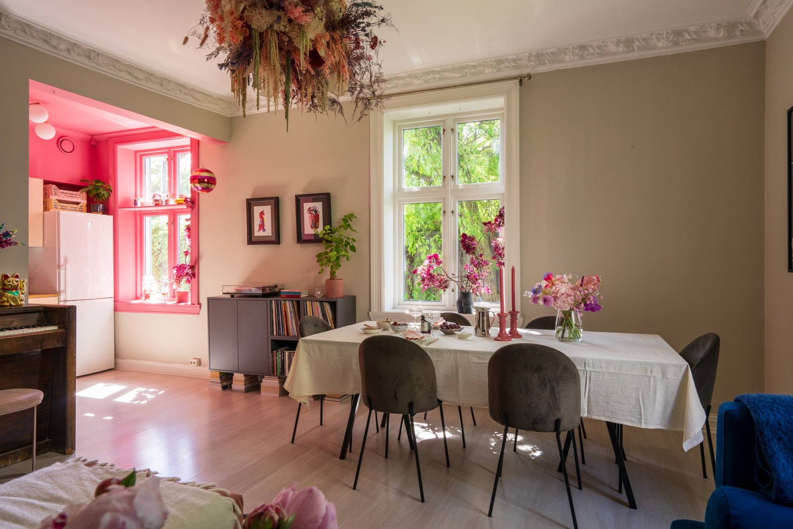 Leiligheten har åpen stue/kjøkken-løsning med god plass til ulike møblement. Galleribilde