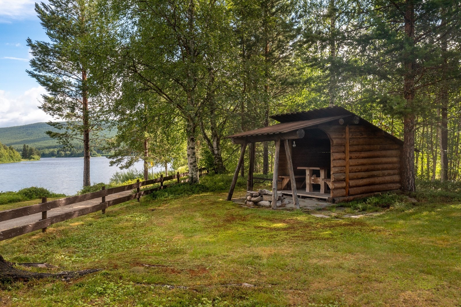 Gapahuk med flott utsyn mot Glomma. Galleribilde
