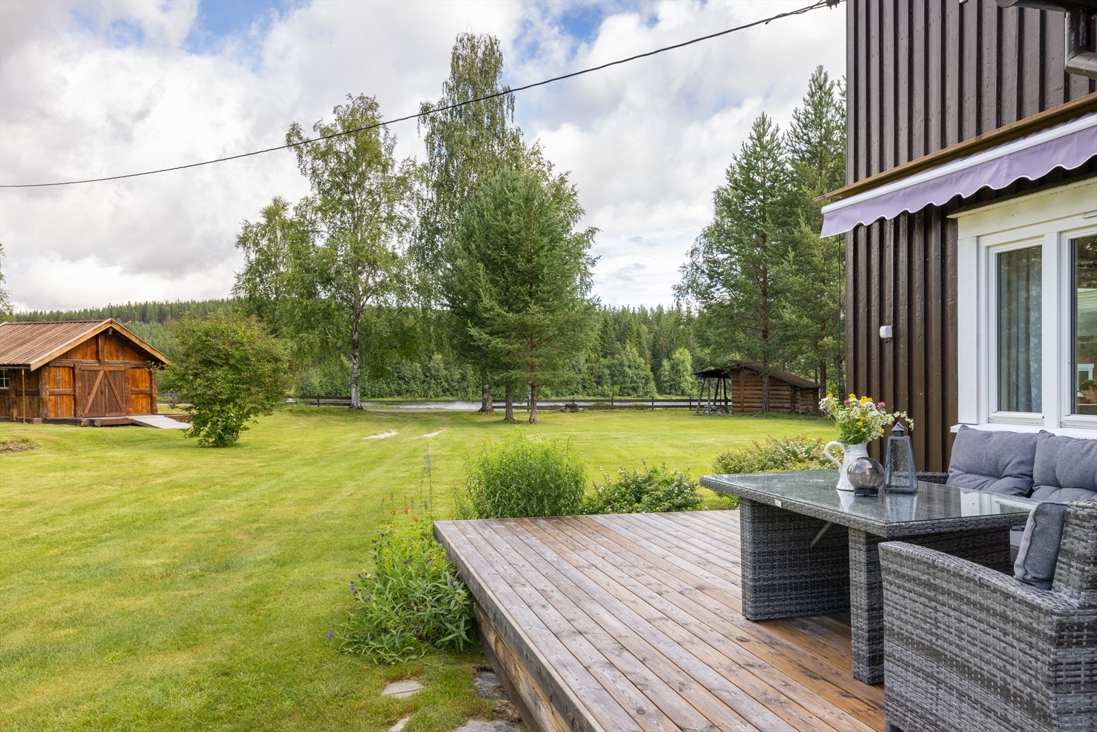 Tomten for øvrig består av et uthus, et laftet uthus og en gapahuk. Galleribilde