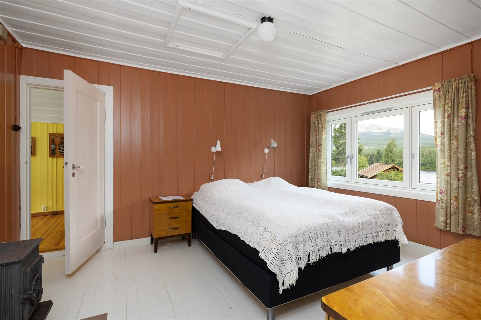 Hovedsoverommet i 2.etasje har god plass til dobbeltseng. Galleribilde