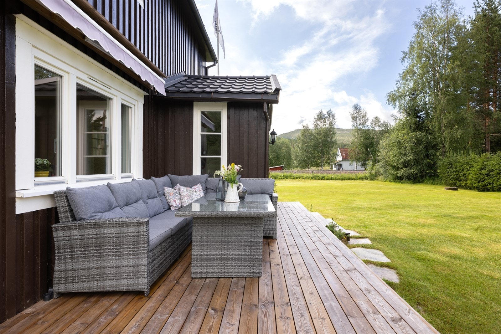 Koselig terrasseplatting med gode solforhold. Galleribilde