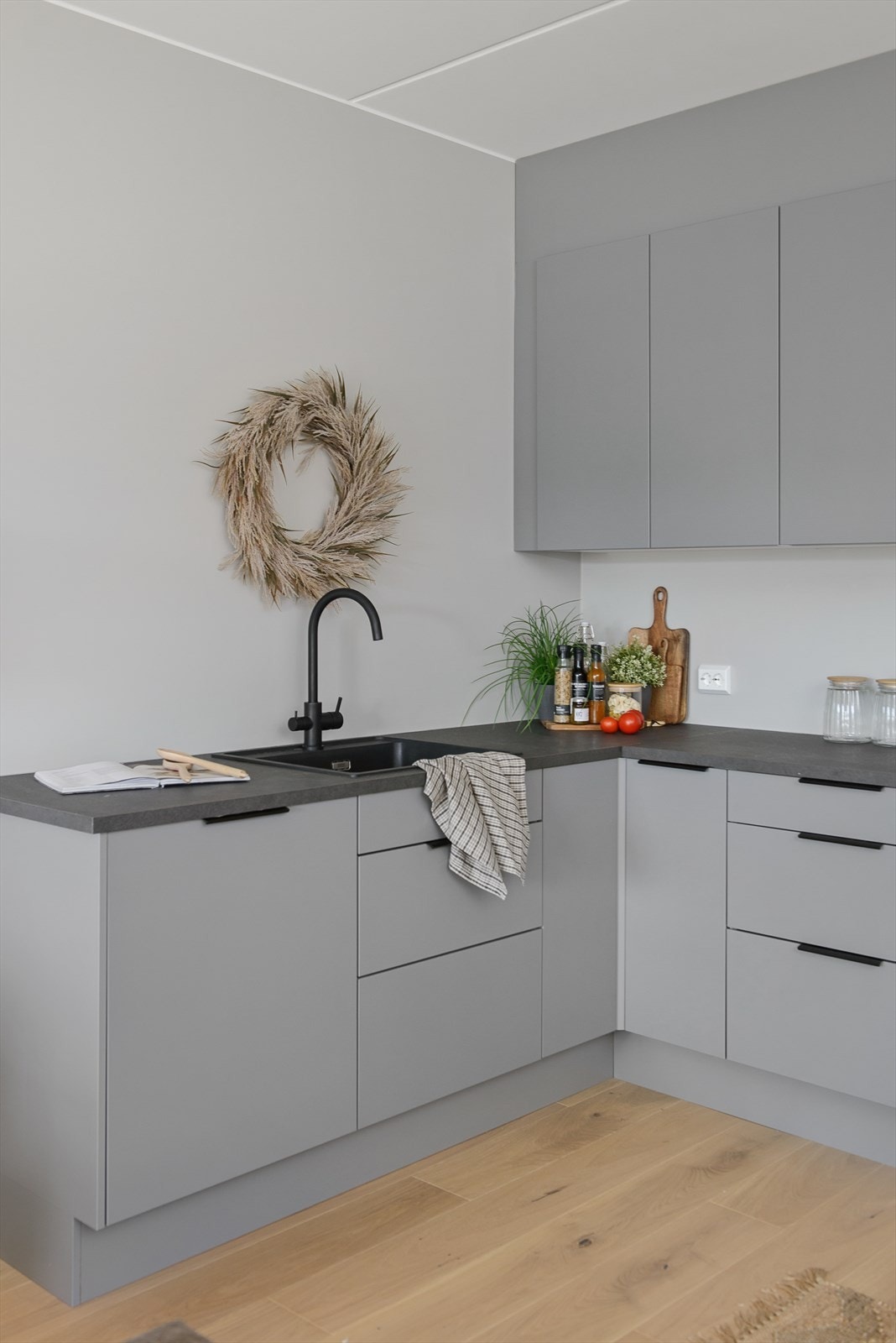 Tidsriktige farger og materialvalg på det stilrene kjøkkenet fra HTH. Galleribilde
