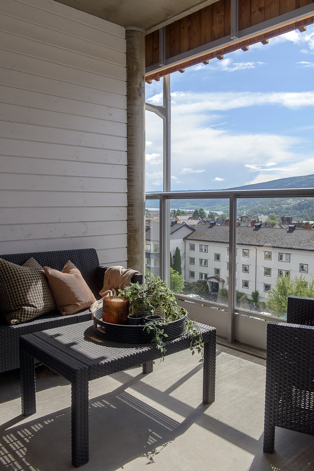 Lun, vestvendt balkong med Mjøsutsikt og meget gode solforhold. Galleribilde