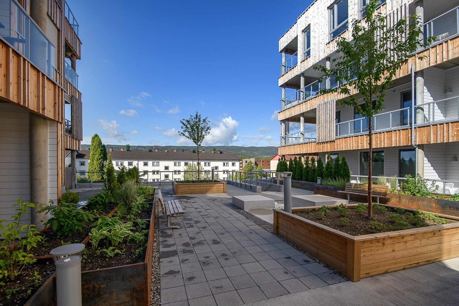 Mellom de to byggene er det etablert et bytorg som kan benyttes av beboerne. Bytorget er utformet med sitteplasser, beplantning og har enkel adkomst både fra øst og vest. Galleribilde